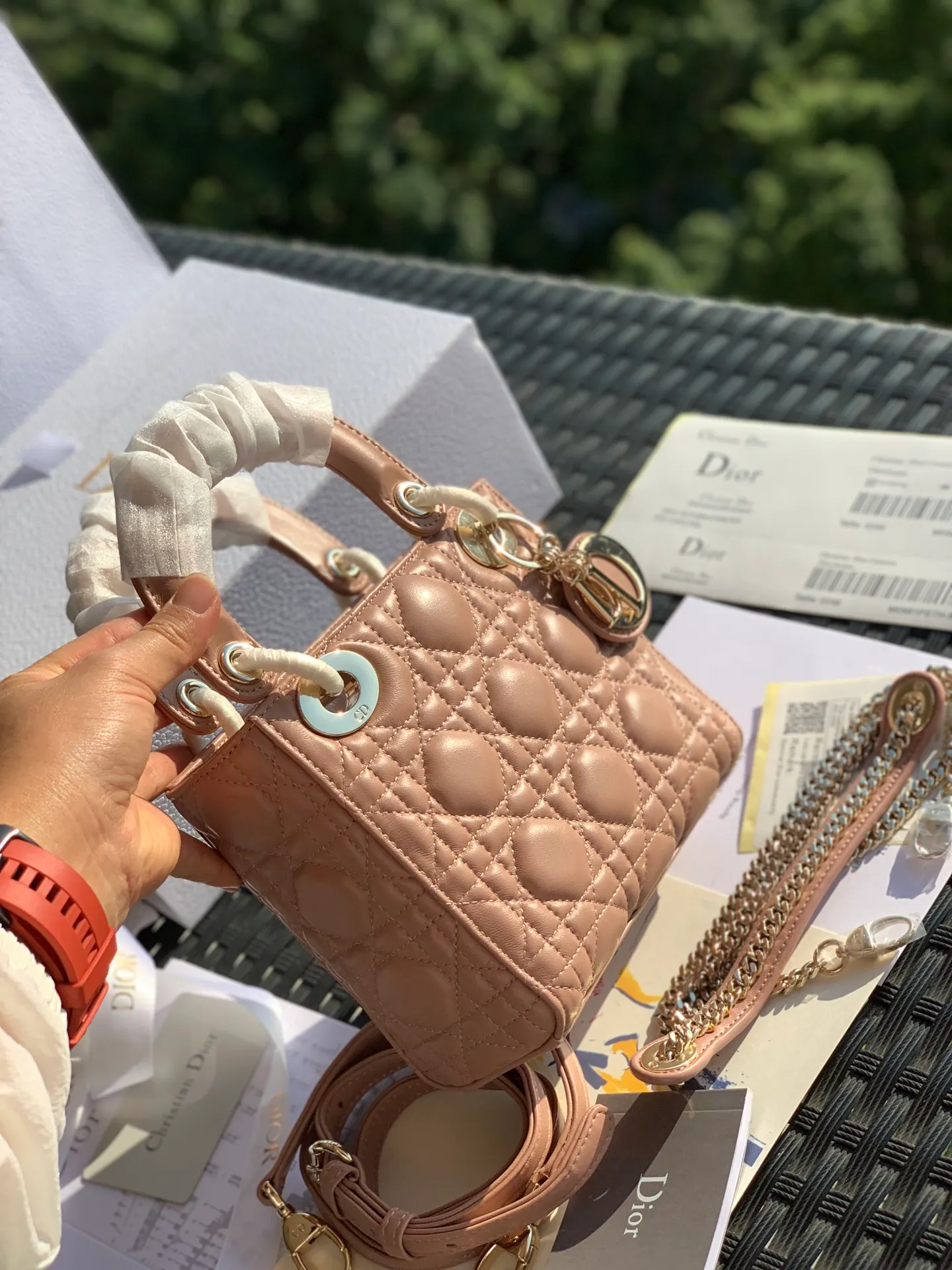 ❗️❗️❗️Free shipping with SF Express for year-end events❗️❗️❗️💰1800 Size 17 x 15 x 7CM Three-frame sheepskin nude powder The public price of lady Dio*r is more than 30,000 yuan. I believe that most sisters started to get into the D family with this Princess Di, but those who have only been to the counters know that it is really difficult to buy! And you have to wait, so if you want something in the same box, you can’t find it anywhere else, only we have it! All the details of the counter are synchronized, and the word-of-mouth model with 100% positive reviews is exactly what it looks like on the counter here! A must!