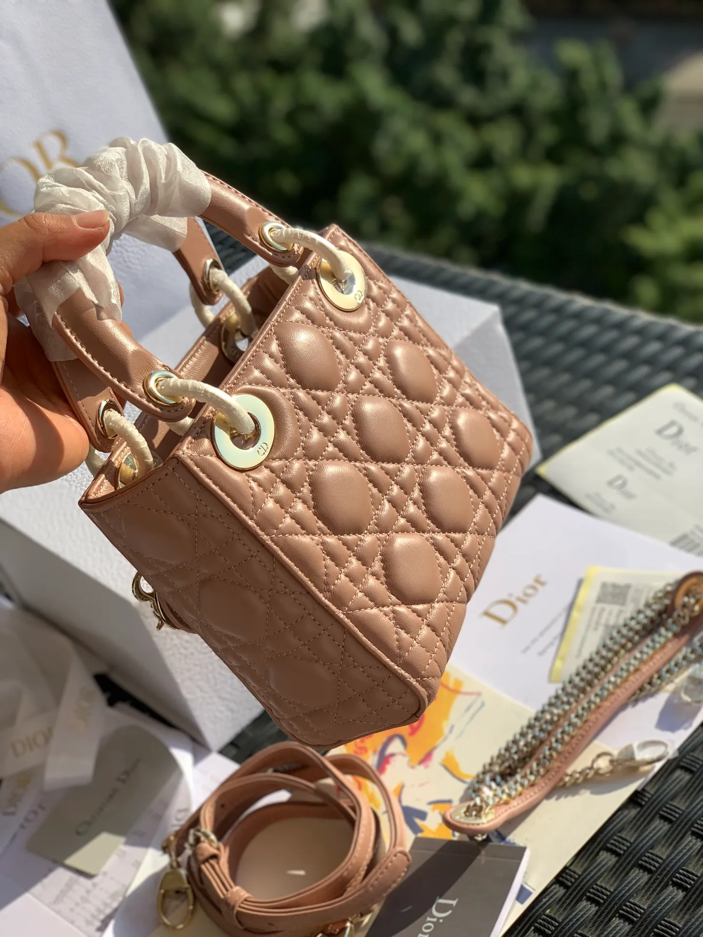 ❗️❗️❗️Free shipping with SF Express for year-end events❗️❗️❗️💰1800 Size 17 x 15 x 7CM Three-frame sheepskin nude powder The public price of lady Dio*r is more than 30,000 yuan. I believe that most sisters started to get into the D family with this Princess Di, but those who have only been to the counters know that it is really difficult to buy! And you have to wait, so if you want something in the same box, you can’t find it anywhere else, only we have it! All the details of the counter are synchronized, and the word-of-mouth model with 100% positive reviews is exactly what it looks like on the counter here! A must!