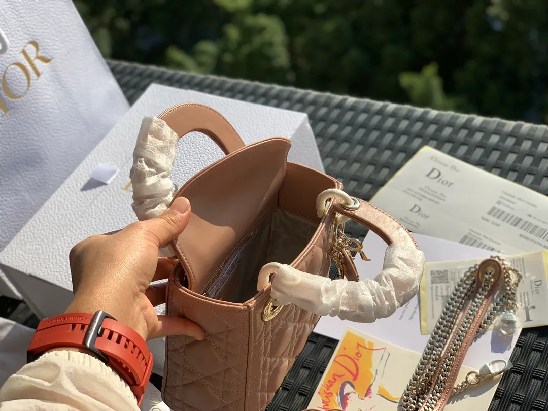 ❗️❗️❗️Free shipping with SF Express for year-end events❗️❗️❗️💰1800 Size 17 x 15 x 7CM Three-frame sheepskin nude powder The public price of lady Dio*r is more than 30,000 yuan. I believe that most sisters started to get into the D family with this Princess Di, but those who have only been to the counters know that it is really difficult to buy! And you have to wait, so if you want something in the same box, you can’t find it anywhere else, only we have it! All the details of the counter are synchronized, and the word-of-mouth model with 100% positive reviews is exactly what it looks like on the counter here! A must!