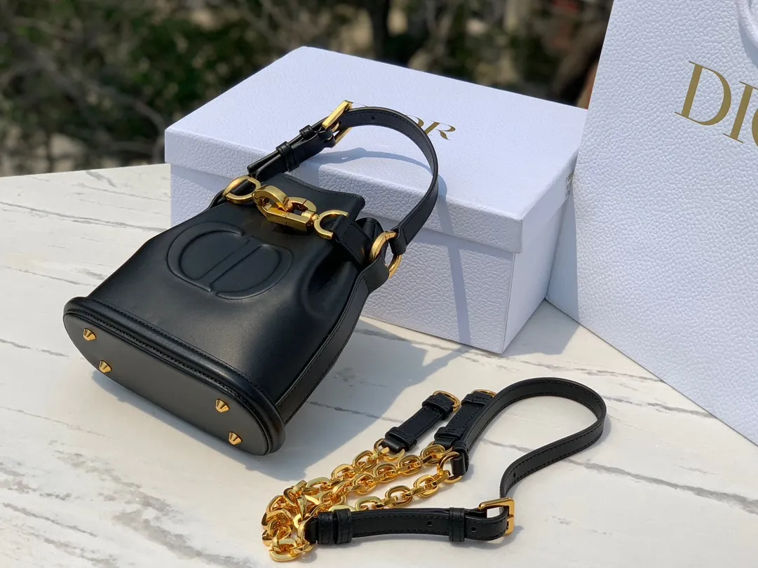Top upgraded version 💰1700 Small size: 17×7×18cm Hong Kong channel order! The Dior CEST all-leather bucket bag has a really special design, a little cool and a little sweet! At first glance, you will immediately be caught by its print: the overlapping CD letters are very eye-catching. It is made of calfskin, which feels soft and delicate, and has a moist luster, without losing the elegant texture! The "dior" letters on the pocket are very delicately engraved, and it looks very high-end and elegant. Looking at the size of the bag, it is large enough and has internal layers to ensure storage of personal belongings without appearing too bulky. The detailed design is simple and orderly, which is very suitable for friends with obsessive-compulsive disorder!