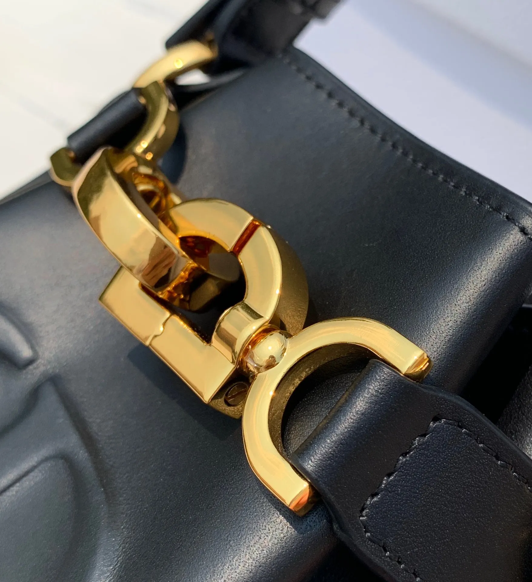 Top upgraded version 💰1700 Small size: 17×7×18cm Hong Kong channel order! The Dior CEST all-leather bucket bag has a really special design, a little cool and a little sweet! At first glance, you will immediately be caught by its print: the overlapping CD letters are very eye-catching. It is made of calfskin, which feels soft and delicate, and has a moist luster, without losing the elegant texture! The "dior" letters on the pocket are very delicately engraved, and it looks very high-end and elegant. Looking at the size of the bag, it is large enough and has internal layers to ensure storage of personal belongings without appearing too bulky. The detailed design is simple and orderly, which is very suitable for friends with obsessive-compulsive disorder!
