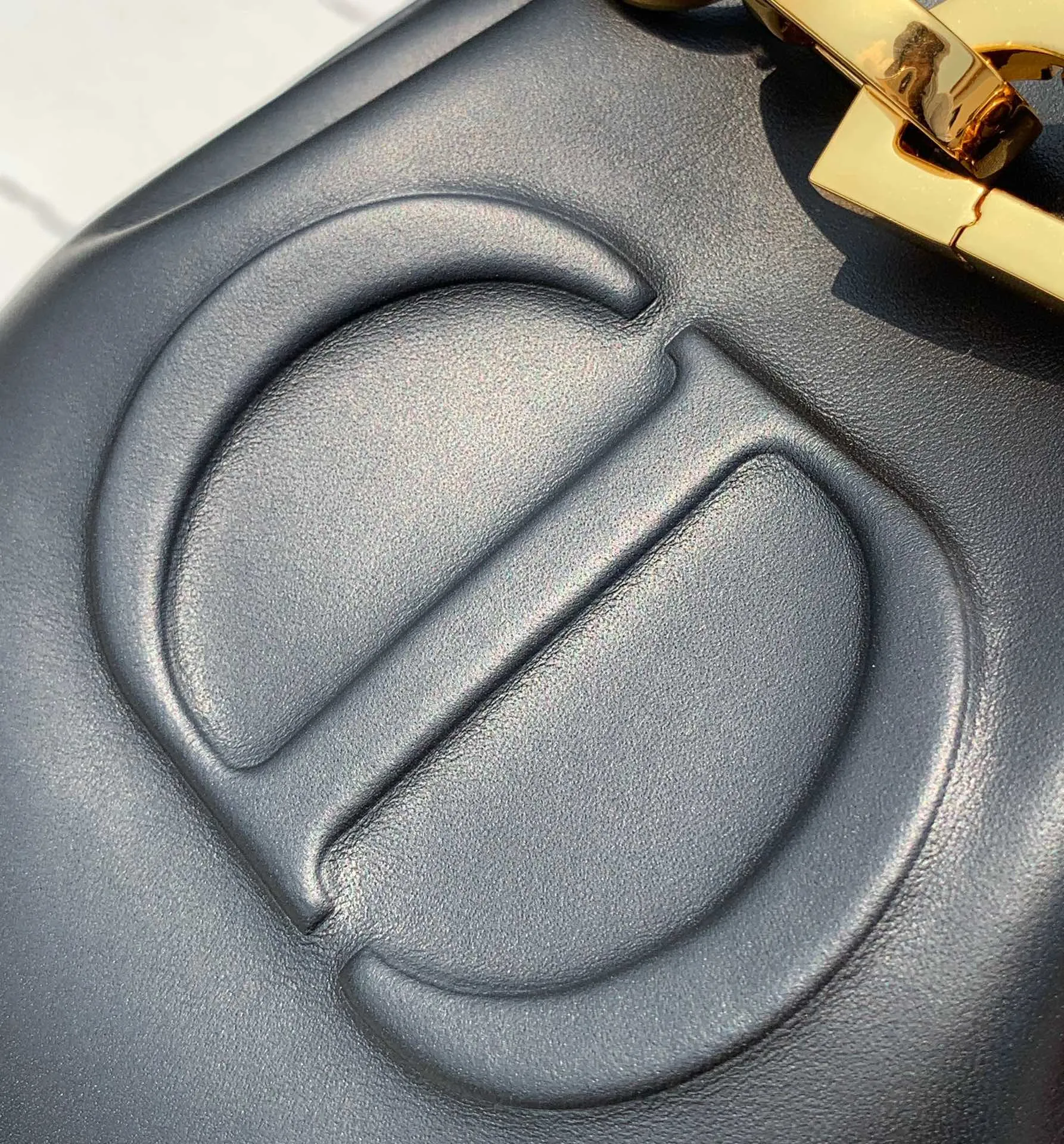 Top upgraded version 💰1700 Small size: 17×7×18cm Hong Kong channel order! The Dior CEST all-leather bucket bag has a really special design, a little cool and a little sweet! At first glance, you will immediately be caught by its print: the overlapping CD letters are very eye-catching. It is made of calfskin, which feels soft and delicate, and has a moist luster, without losing the elegant texture! The "dior" letters on the pocket are very delicately engraved, and it looks very high-end and elegant. Looking at the size of the bag, it is large enough and has internal layers to ensure storage of personal belongings without appearing too bulky. The detailed design is simple and orderly, which is very suitable for friends with obsessive-compulsive disorder!