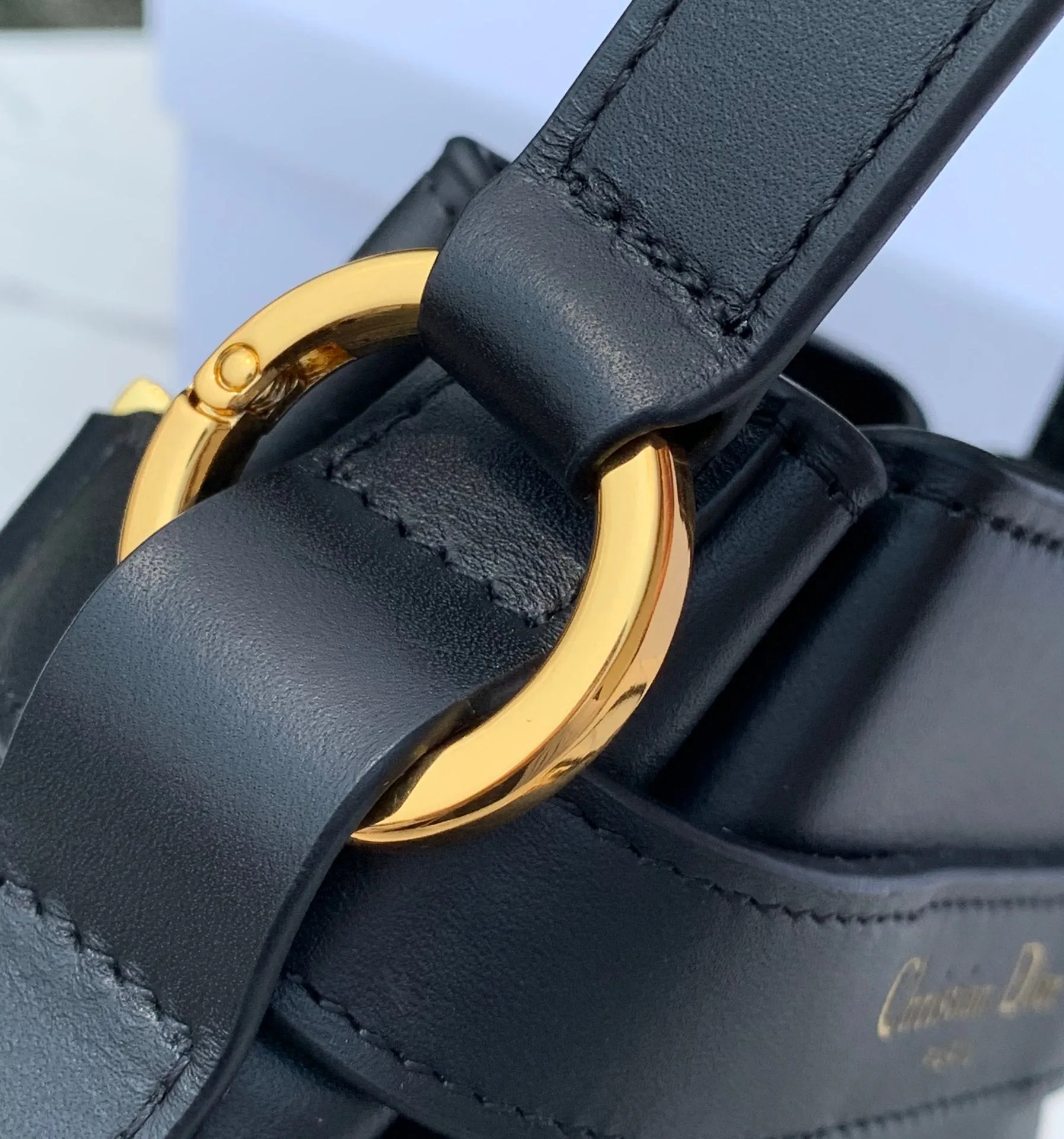Top upgraded version 💰1700 Small size: 17×7×18cm Hong Kong channel order! The Dior CEST all-leather bucket bag has a really special design, a little cool and a little sweet! At first glance, you will immediately be caught by its print: the overlapping CD letters are very eye-catching. It is made of calfskin, which feels soft and delicate, and has a moist luster, without losing the elegant texture! The "dior" letters on the pocket are very delicately engraved, and it looks very high-end and elegant. Looking at the size of the bag, it is large enough and has internal layers to ensure storage of personal belongings without appearing too bulky. The detailed design is simple and orderly, which is very suitable for friends with obsessive-compulsive disorder!