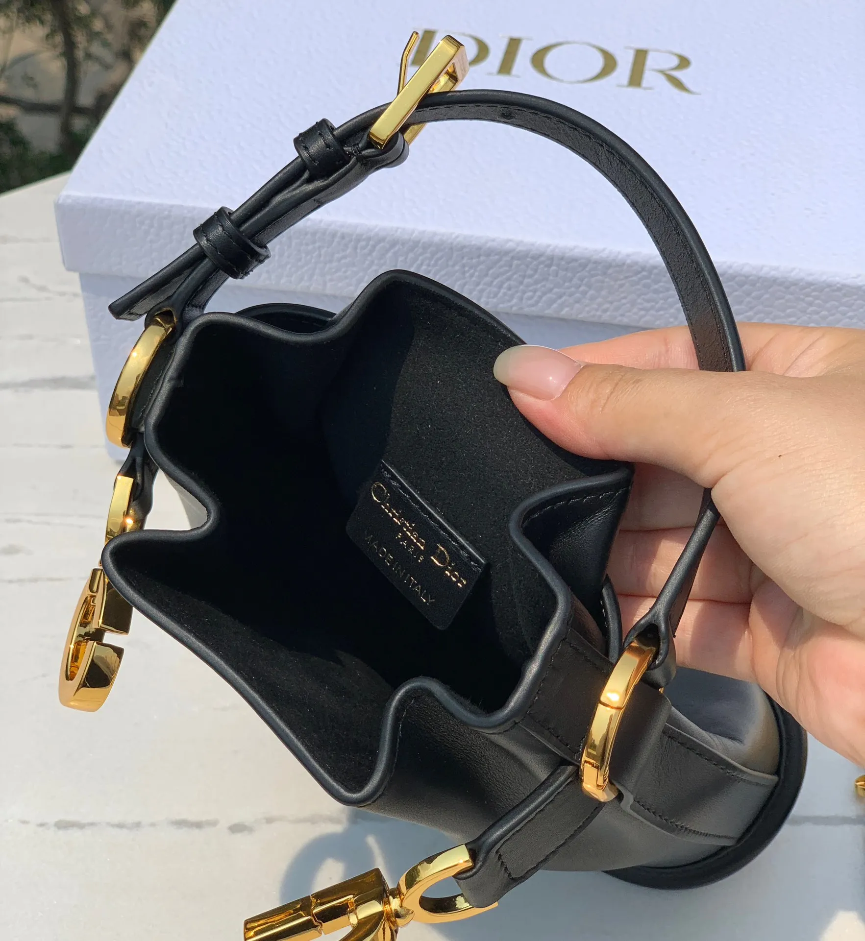 Top upgraded version 💰1700 Small size: 17×7×18cm Hong Kong channel order! The Dior CEST all-leather bucket bag has a really special design, a little cool and a little sweet! At first glance, you will immediately be caught by its print: the overlapping CD letters are very eye-catching. It is made of calfskin, which feels soft and delicate, and has a moist luster, without losing the elegant texture! The "dior" letters on the pocket are very delicately engraved, and it looks very high-end and elegant. Looking at the size of the bag, it is large enough and has internal layers to ensure storage of personal belongings without appearing too bulky. The detailed design is simple and orderly, which is very suitable for friends with obsessive-compulsive disorder!