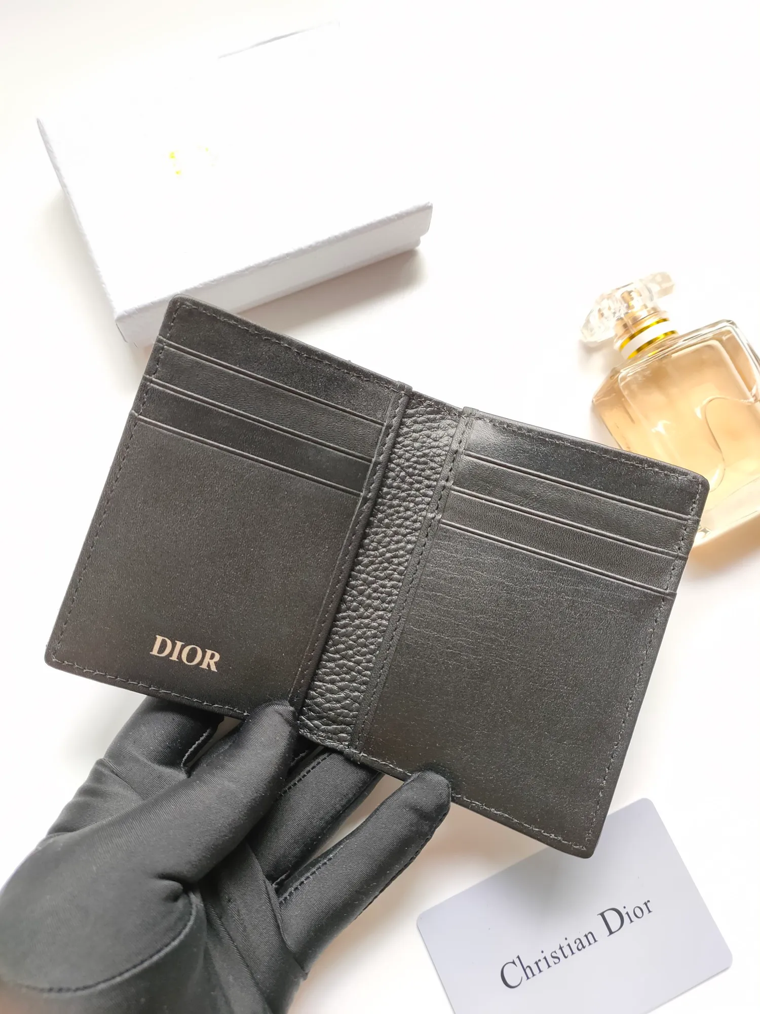 ￥100💋The newly launched bi-fold card holder for autumn 2023 is an elegant accessory that demonstrates Dior’s exquisite craftsmanship. Crafted from black inlaid grained cow leather, this card holder is finished with contrasting topstitching that accentuates the classic saddle silhouette. There are three card slots on each side and two compartments for storing bills and cash. Elegantly styled with a metal-clad brass Dior signature on the front, it fits easily into any pocket. Style number: CH169 Size: 8.2*11.2cm