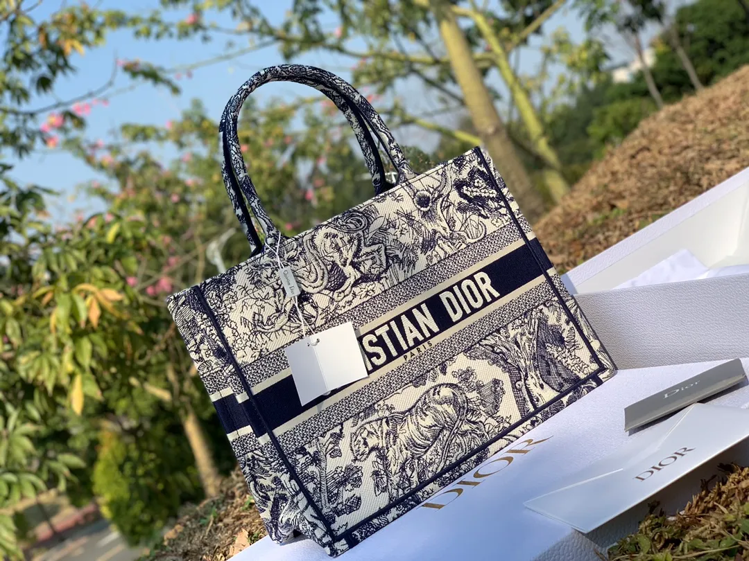 Top upgraded version 💰1500, size 36.5 x 28 x 17.5 cm, small size. I took pictures of details and textures from all angles. I hope our customers can understand the value! It’s a particularly good-looking model that’s very lightweight, has a large capacity, and is versatile and stylish! This product costs three times as much as the product that "looks about the same". The reason for this is that it is inextricably linked to the original factory! The same full set of packaging at the counter. Let me tell you that our packaging cost is also very expensive. If you are interested, you can take it back and take a closer look. There is really nothing for sale outside. The texture, quality and price are things that cannot be found in the market!