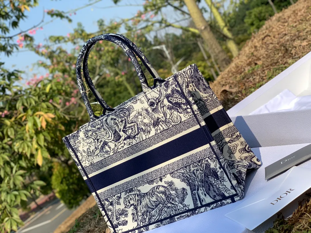 Top upgraded version 💰1500, size 36.5 x 28 x 17.5 cm, small size. I took pictures of details and textures from all angles. I hope our customers can understand the value! It’s a particularly good-looking model that’s very lightweight, has a large capacity, and is versatile and stylish! This product costs three times as much as the product that "looks about the same". The reason for this is that it is inextricably linked to the original factory! The same full set of packaging at the counter. Let me tell you that our packaging cost is also very expensive. If you are interested, you can take it back and take a closer look. There is really nothing for sale outside. The texture, quality and price are things that cannot be found in the market!