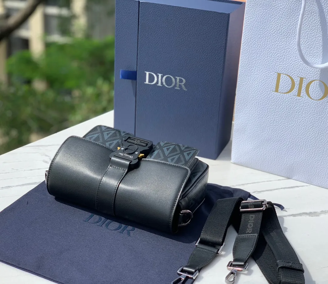 Top upgraded version 💰1560 Size: 27X17X9cm Manufactured through Hong Kong trading company channel Dior Dior 23s HIT THE ROAD messenger bag, men's Diamond pattern canvas with leather aluminum buckle flip-open shoulder crossbody bag, is inspired by cut diamond craftsmanship, reshapes the classic CD logo of the round brand, and creates a unique deep embossed texture. The bag body is carefully made of Diamond pattern cotton canvas and smooth cow leather. The fabric is light and flexible, has good gloss, and has clear grain texture. The material is wear-resistant, durable and easy to take care of. The charming diamond-like rhombus has a distinctive visual three-dimensionality and fullness. The texture is great. The flip cover is equipped with a Christian Dior aluminum buckle opening and closing design, which is very convenient. The interior is large and has enough capacity to hold daily needs. Adjustable and detachable nylon jacquard shoulder strap, a very practical style, can also add the finishing touch to all kinds of casual outfits. It looks great when worn casually. It can be said to be a versatile style, especially suitable for concave shapes. This is really a must-have. It is so easy to use, so hurry up, kids!