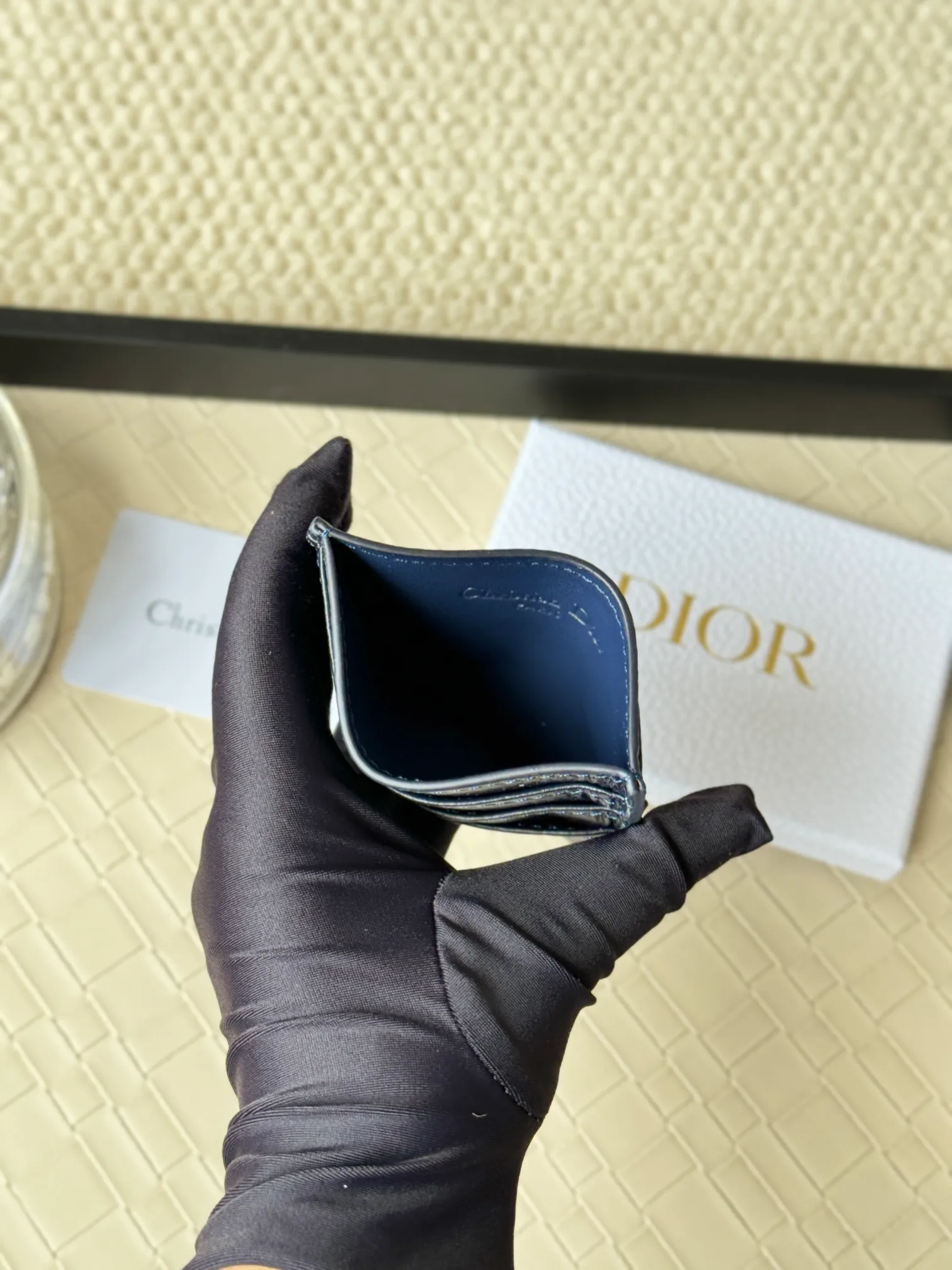 💰100 This Dior card holder is elegant and refined😍 carefully made of cowhide [strong]. There are 3 card slots on each side and 1 card slot on the top, which is exquisite and exquisite in shape. Style number: CH135 Size: 10*8cm
