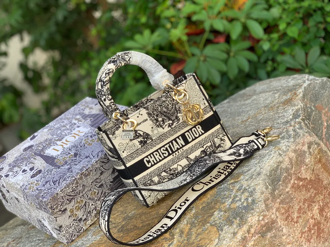 Top upgraded version 💰1800 Size: 24 x 20 x 11 CM constellation style. The same quality as the official website ￥82000! This series is very heavy-duty and comes from our original factory. You can see how luxurious it is from the detailed pictures! Full screen of original flavor! Limited edition! Inspired by the zodiac signs, the Lady D-Lite handbag combines classic elegance with the brand's contemporary style. The main color is milky white, with Zodiac print embroidery, and the carvings on the bag are exquisite and novel. It’s a super special one! Comes with a removable wide embroidered shoulder strap that can be carried by hand or cross-body. Not only is it easy to use, but you will be the center of conversation wherever you go! A must!
