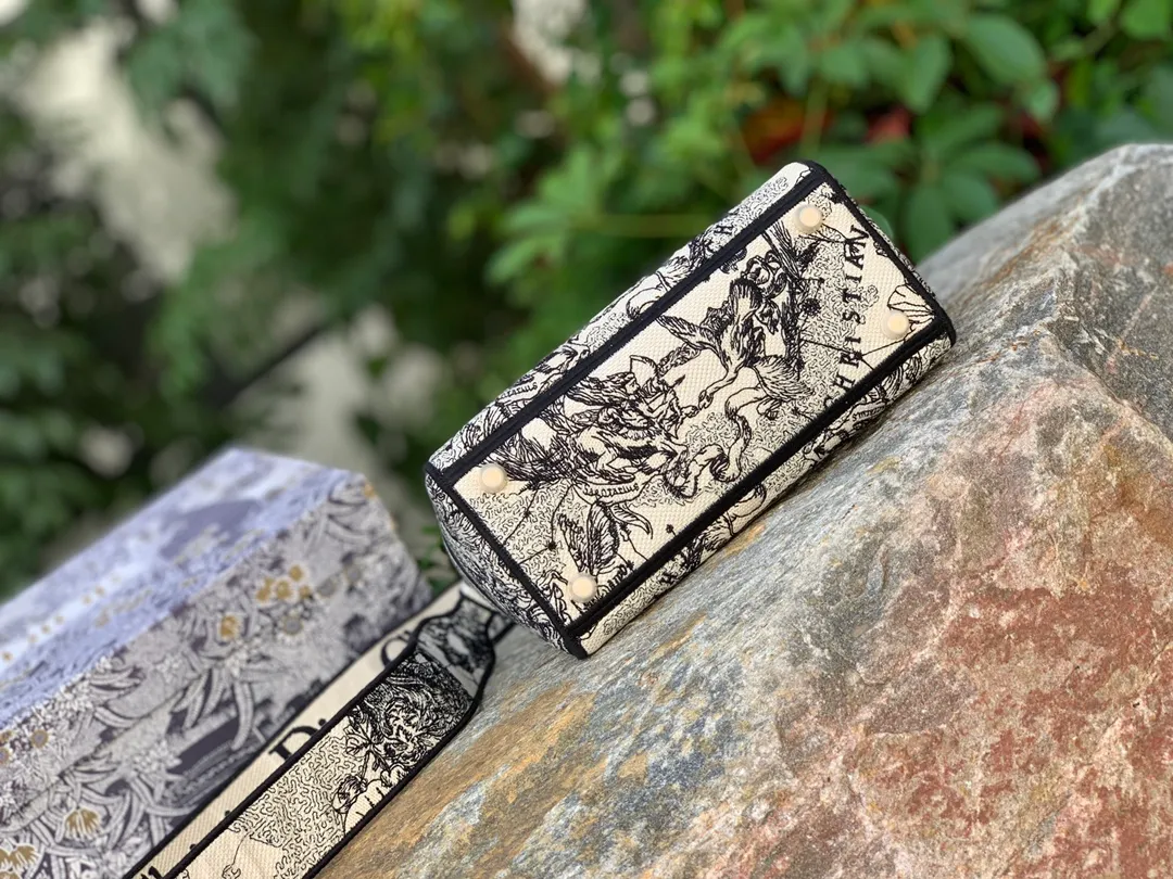Top upgraded version 💰1800 Size: 24 x 20 x 11 CM constellation style. The same quality as the official website ￥82000! This series is very heavy-duty and comes from our original factory. You can see how luxurious it is from the detailed pictures! Full screen of original flavor! Limited edition! Inspired by the zodiac signs, the Lady D-Lite handbag combines classic elegance with the brand's contemporary style. The main color is milky white, with Zodiac print embroidery, and the carvings on the bag are exquisite and novel. It’s a super special one! Comes with a removable wide embroidered shoulder strap that can be carried by hand or cross-body. Not only is it easy to use, but you will be the center of conversation wherever you go! A must!