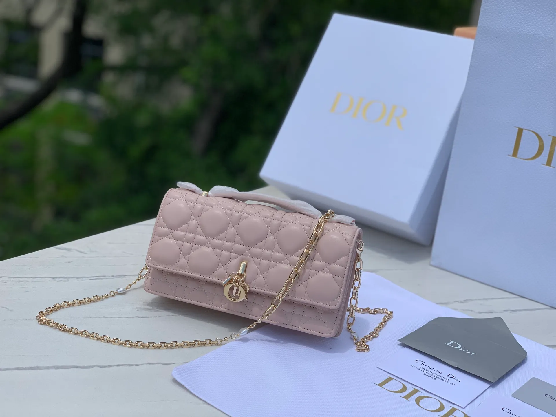 Top upgraded version 💰1760 Size: 21 x 11.5 x 4.5cm Lady Dior Woc handle pearl chain bag, new style for spring and summer, carefully made of sheepskin, decorated with rattan pattern, flip cover design with D.I.O.R. charm to enhance the style. The practical style has multiple compartments and card slots to store a variety of daily essentials, making it an ideal companion for day and evening wear. Carry by hand or cross-body with top handle and detachable chain embellished with resin beads.