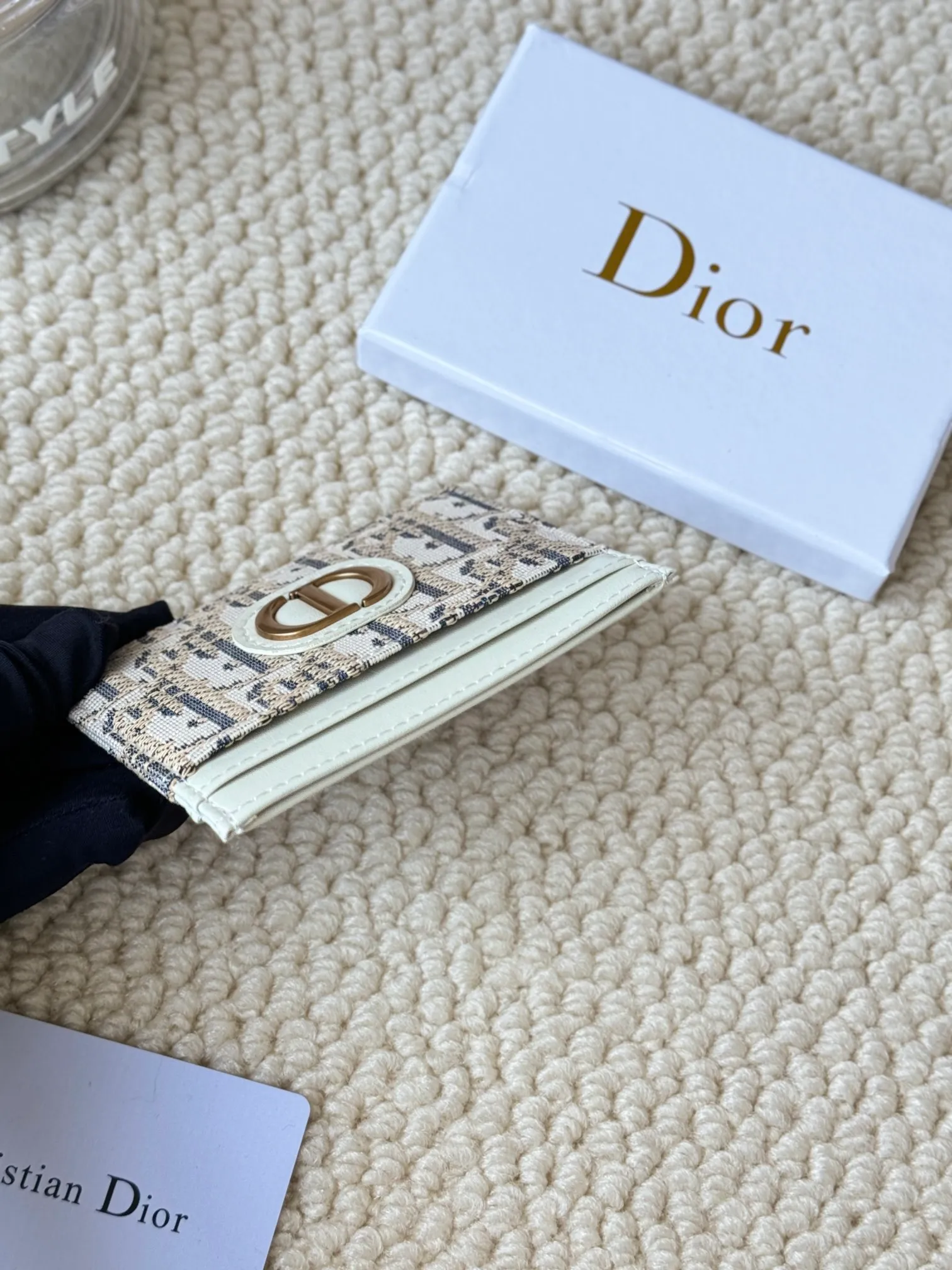 💰110 dior's card holder -30 Montaigne card holder is exquisite and elegant. Made of blue jacquard fabric, detailed with Oblique print and CD logo on the front. Practical and compact, it can store small daily necessities and can be easily put into various handbags. CD logo on front 2 card slots 1 patch pocket Number: S2152 Dimensions: 10 x 7.5 x 0.5 cm