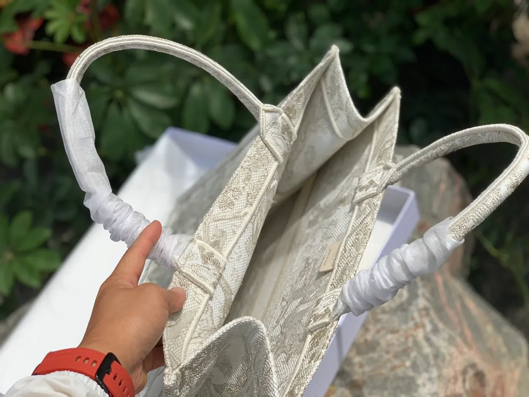 ❗️❗️❗️Free shipping with SF Express for year-end events❗️❗️❗️💰1560 Size 41.5 x 35 x 18 cm Tiger style. Original factory channels! The weaving process is extremely complicated, and imported machines must be used to achieve such density and three-dimensionality! Every stitch and every thread is of value! This is the Book Tote in several platinum colors launched in D'O's 2022 early spring vacation series. It is also the "goddess model" in the Tote series! Elegant and rich in details, the whole body is decorated with golden-toned Jouy print embroidery, and the fairy-like gold thread three-dimensional pattern embroidery reflects exquisite craftsmanship, making the overall bag gorgeous, retro, high-end, and romantic! A super luxurious tote bag! You can steal the show at banquets, events, and parties!