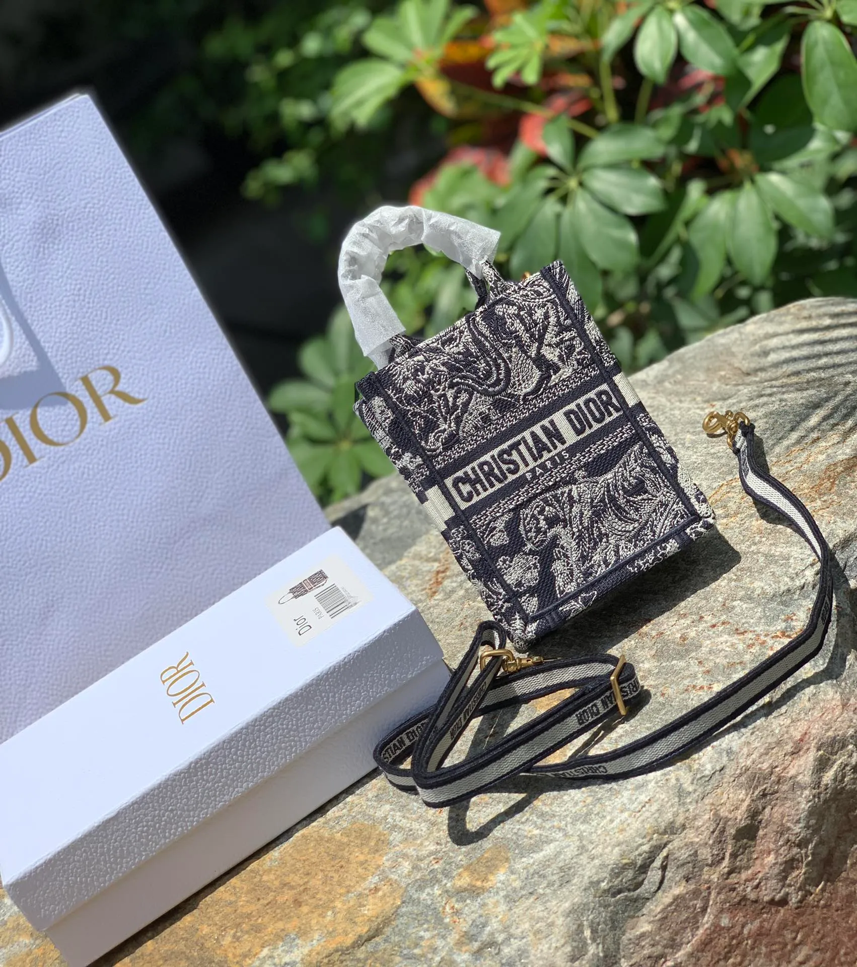 ❗️❗️❗️Free shipping with SF Express for year-end events❗️❗️❗️💰1160 Tiger size 13.5 × 5 × 18 CM, pure overseas channel goods! The new 2022 vertical tote bag, the next hot model is about to come out! This product is really "new". It is not yet available on the official website, and will only be shipped at the counter at the end of the month, so if you are lucky enough to go to the counter, you may encounter it! It's a bit like a music bag, combined with the high-end feel of jacquard embroidery, and comes with a detachable shoulder strap, so it can be carried by hand or cross-body! Regarding the capacity, it can be used to store mobile phones, cosmetics, etc.! The quality can be seen in the real photos, and it is suitable for counter control. Please look at it according to the standards of counter products!
