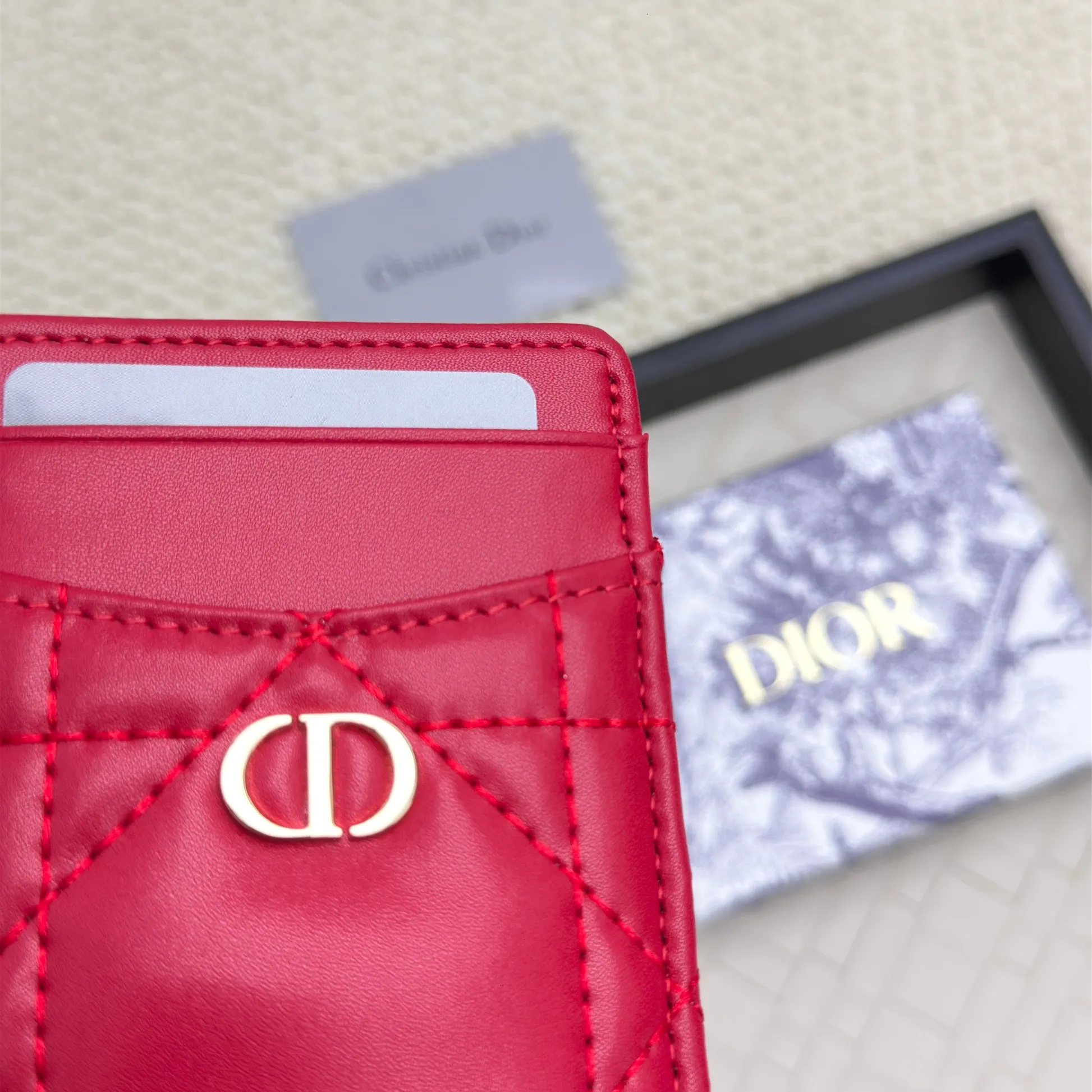 💰100 Dior's new card holder Size: 11*7.5*1, model 2379. It is carefully made of soft cowhide, decorated with cannage pattern topstitching, and embellished with the "CD" logo on the front. Elegant and refined,