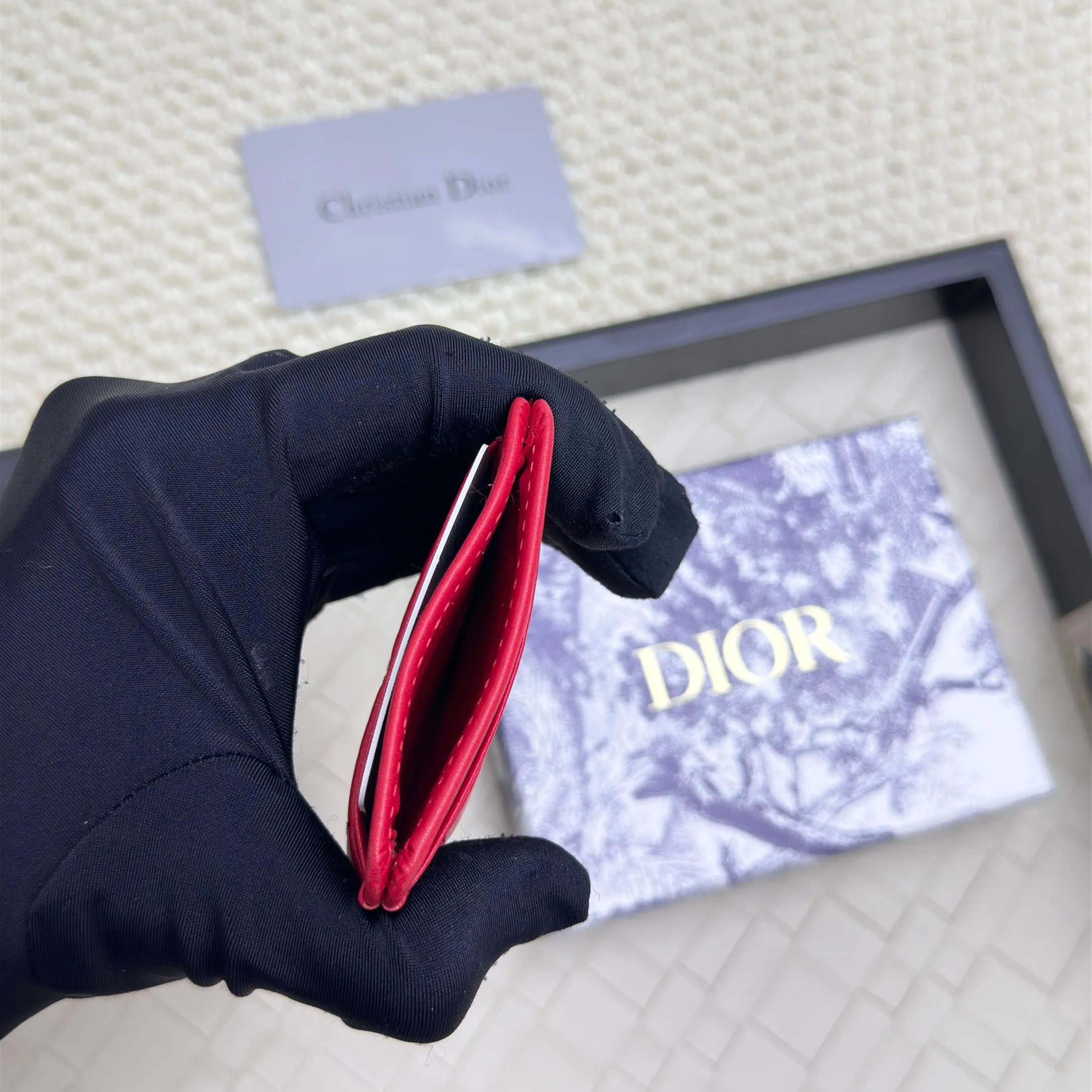 💰100 Dior's new card holder Size: 11*7.5*1, model 2379. It is carefully made of soft cowhide, decorated with cannage pattern topstitching, and embellished with the "CD" logo on the front. Elegant and refined,