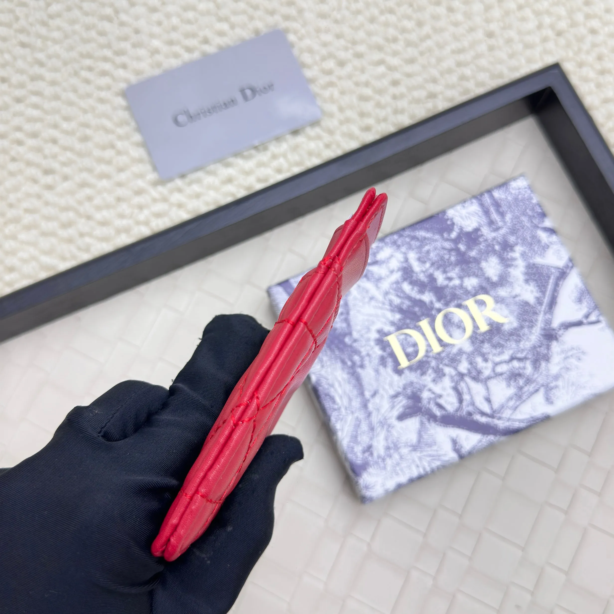 💰100 Dior's new card holder Size: 11*7.5*1, model 2379. It is carefully made of soft cowhide, decorated with cannage pattern topstitching, and embellished with the "CD" logo on the front. Elegant and refined,