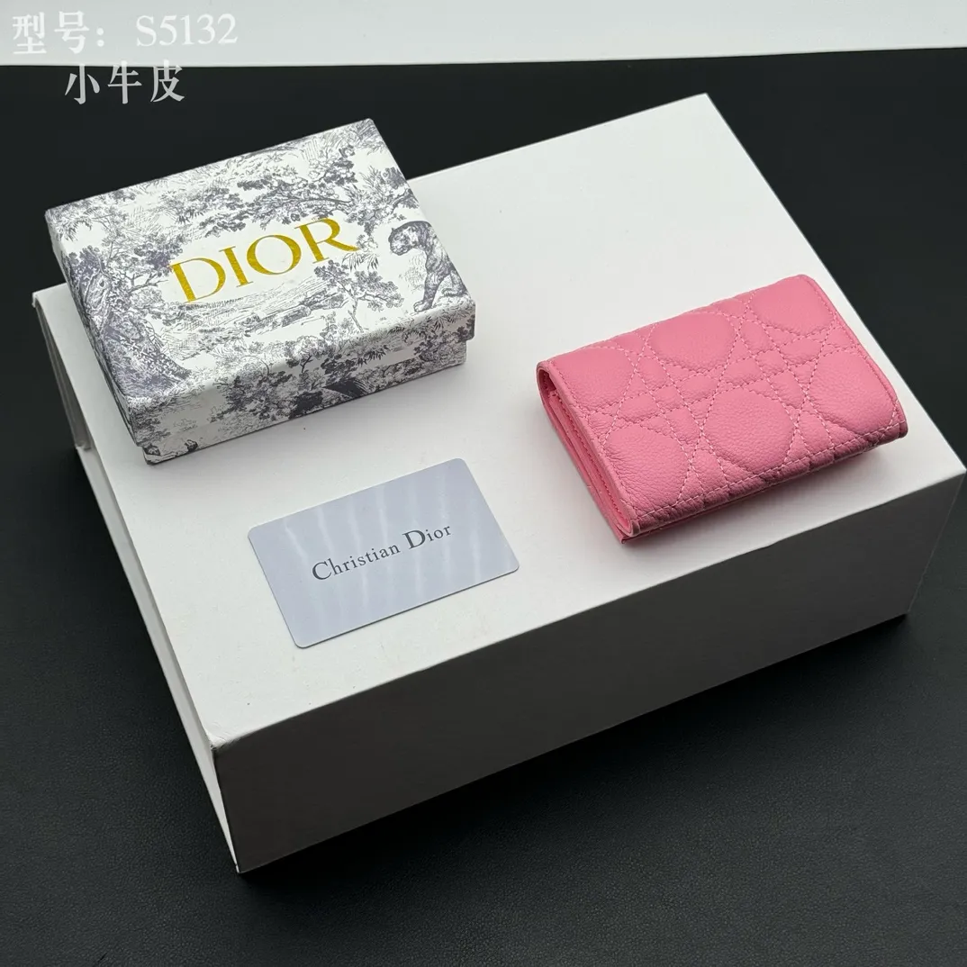 💰150 💎Top quality pink# 2024 spring and summer women's card holder This Dior Caro card holder is elegant and practical. Carefully crafted from soft cow leather, it is decorated with cannage pattern topstitching and a CD logo on the front to enhance the style. Elegant and sophisticated. Compact and practical, the 30 Montaigne Glycine Wallet is unique and can store a variety of daily necessities. It is suitable for various occasions and can be paired with its 30Montaigne pieces. Decorated with CD logo on the front, 2 card slots, 1 zipper compartment, 1 spacious internal compartment Spring/Summer 2024 Brand: Dior Dior Size: 11x7.5x2.5cm Model: S5132UWHC
