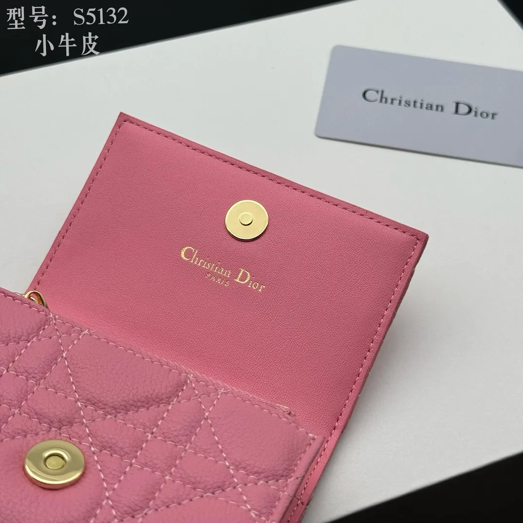 💰150 💎Top quality pink# 2024 spring and summer women's card holder This Dior Caro card holder is elegant and practical. Carefully crafted from soft cow leather, it is decorated with cannage pattern topstitching and a CD logo on the front to enhance the style. Elegant and sophisticated. Compact and practical, the 30 Montaigne Glycine Wallet is unique and can store a variety of daily necessities. It is suitable for various occasions and can be paired with its 30Montaigne pieces. Decorated with CD logo on the front, 2 card slots, 1 zipper compartment, 1 spacious internal compartment Spring/Summer 2024 Brand: Dior Dior Size: 11x7.5x2.5cm Model: S5132UWHC