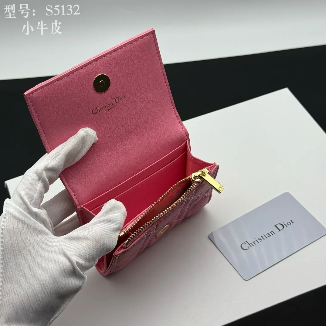 💰150 💎Top quality pink# 2024 spring and summer women's card holder This Dior Caro card holder is elegant and practical. Carefully crafted from soft cow leather, it is decorated with cannage pattern topstitching and a CD logo on the front to enhance the style. Elegant and sophisticated. Compact and practical, the 30 Montaigne Glycine Wallet is unique and can store a variety of daily necessities. It is suitable for various occasions and can be paired with its 30Montaigne pieces. Decorated with CD logo on the front, 2 card slots, 1 zipper compartment, 1 spacious internal compartment Spring/Summer 2024 Brand: Dior Dior Size: 11x7.5x2.5cm Model: S5132UWHC