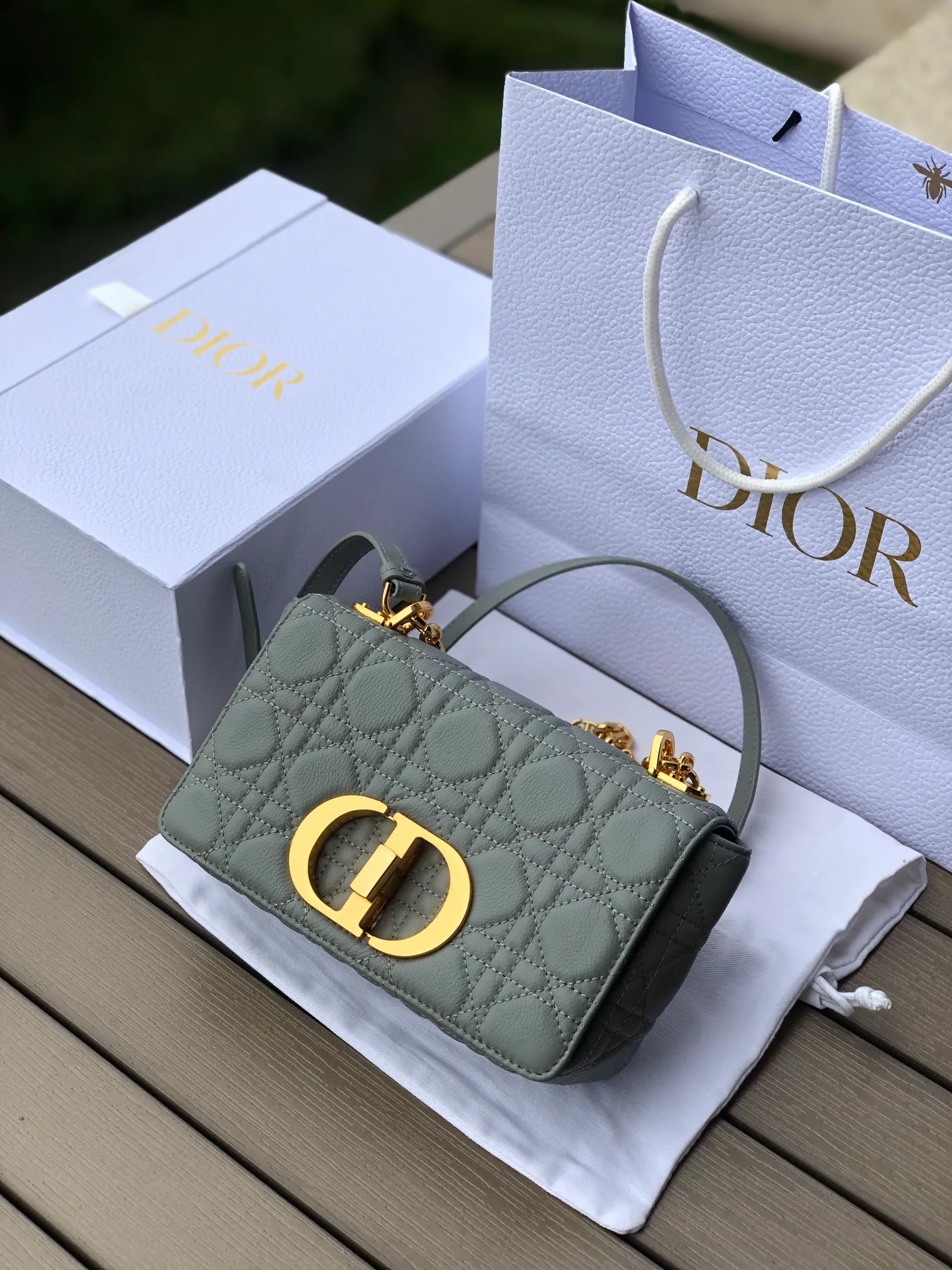 Top upgraded version💰1800 Size: 20×12×7cm Specially available from Dior overseas channel resources❗️This Dior caro handbag combines elegance and modern style. Crafted from supple cow leather with cannage pattern topstitching. The flip cover is decorated with a metal knob-style "CD" clasp with an antique gold finish, and is paired with a detachable "CD" logo chain shoulder strap, which can be carried by hand, shoulder or cross-body. It can be replaced with an embroidered wide shoulder strap to embellish daily looks or add a bright finishing touch to evening wear.