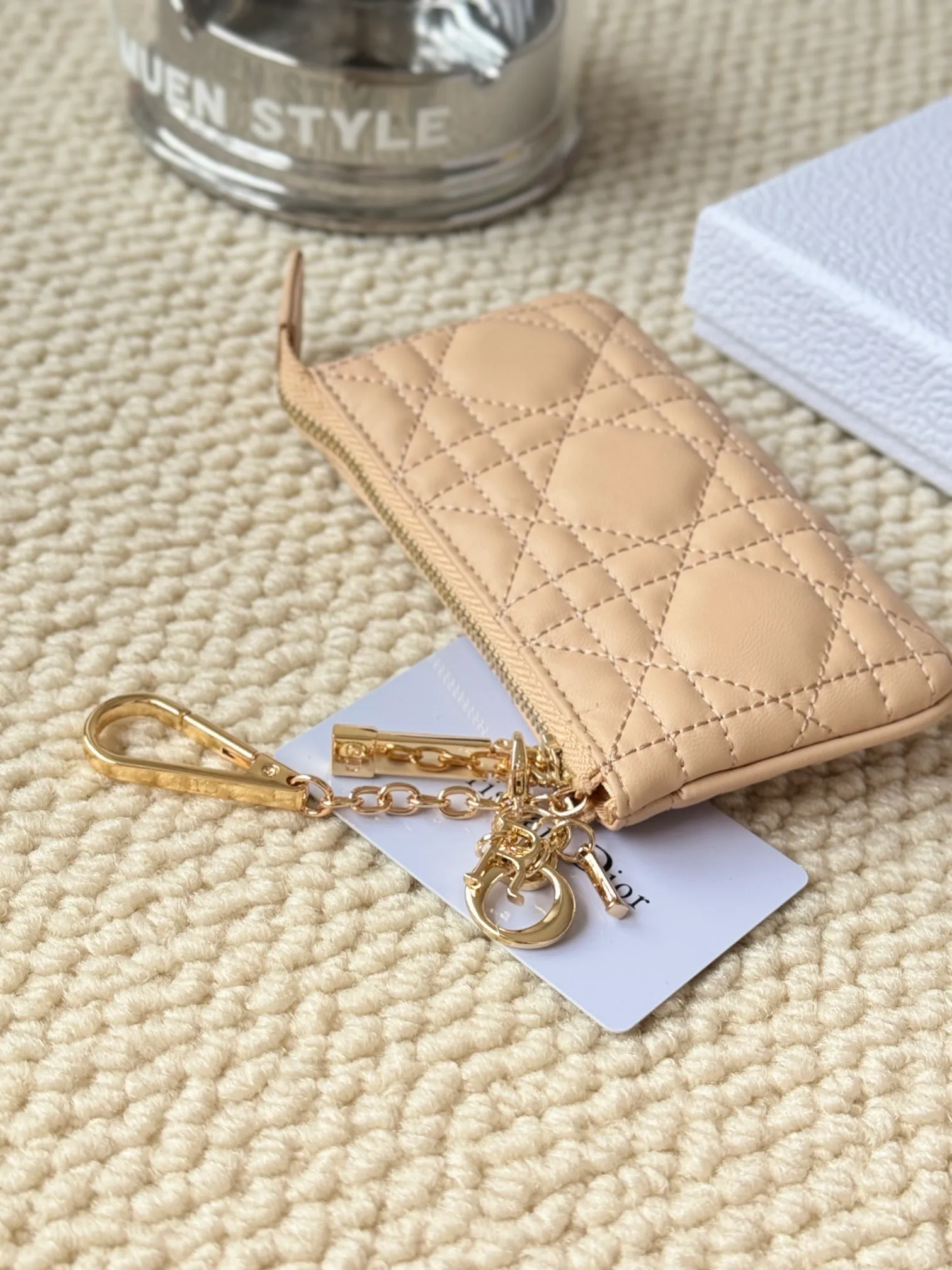 💰150 lambskin makes a zippered coin purse and key bag. Small, cute and mini. Size: 14.5*7.6cm Model: S0972UWHC_M30G This Dior Caro card holder is elegant and practical. Made of soft lambskin, carefully crafted and decorated with cannage pattern topstitching. Coin purse and key case 🔑 Compact and practical, unique and can store various daily necessities, suitable for various occasions.
