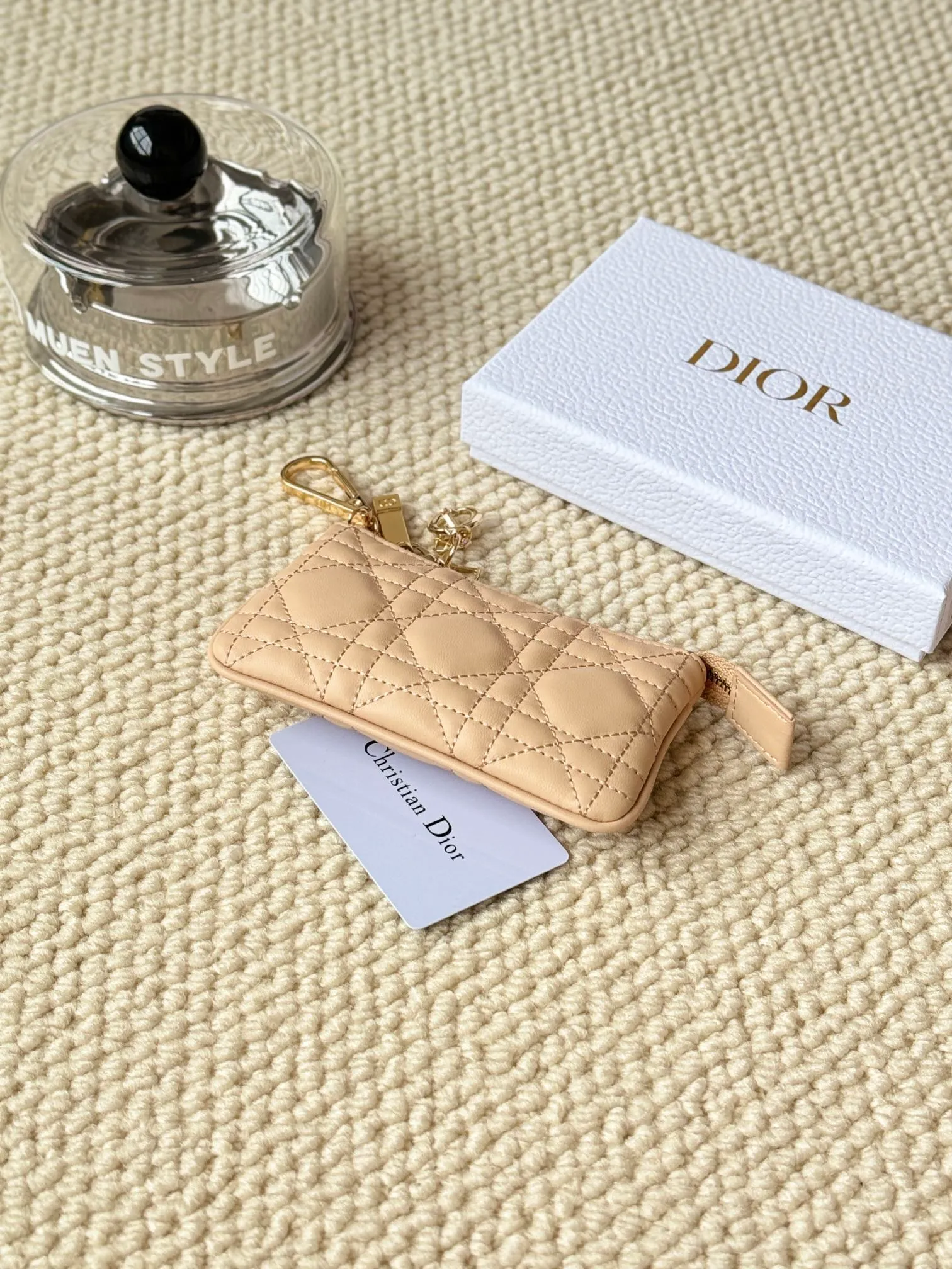 💰150 lambskin makes a zippered coin purse and key bag. Small, cute and mini. Size: 14.5*7.6cm Model: S0972UWHC_M30G This Dior Caro card holder is elegant and practical. Made of soft lambskin, carefully crafted and decorated with cannage pattern topstitching. Coin purse and key case 🔑 Compact and practical, unique and can store various daily necessities, suitable for various occasions.