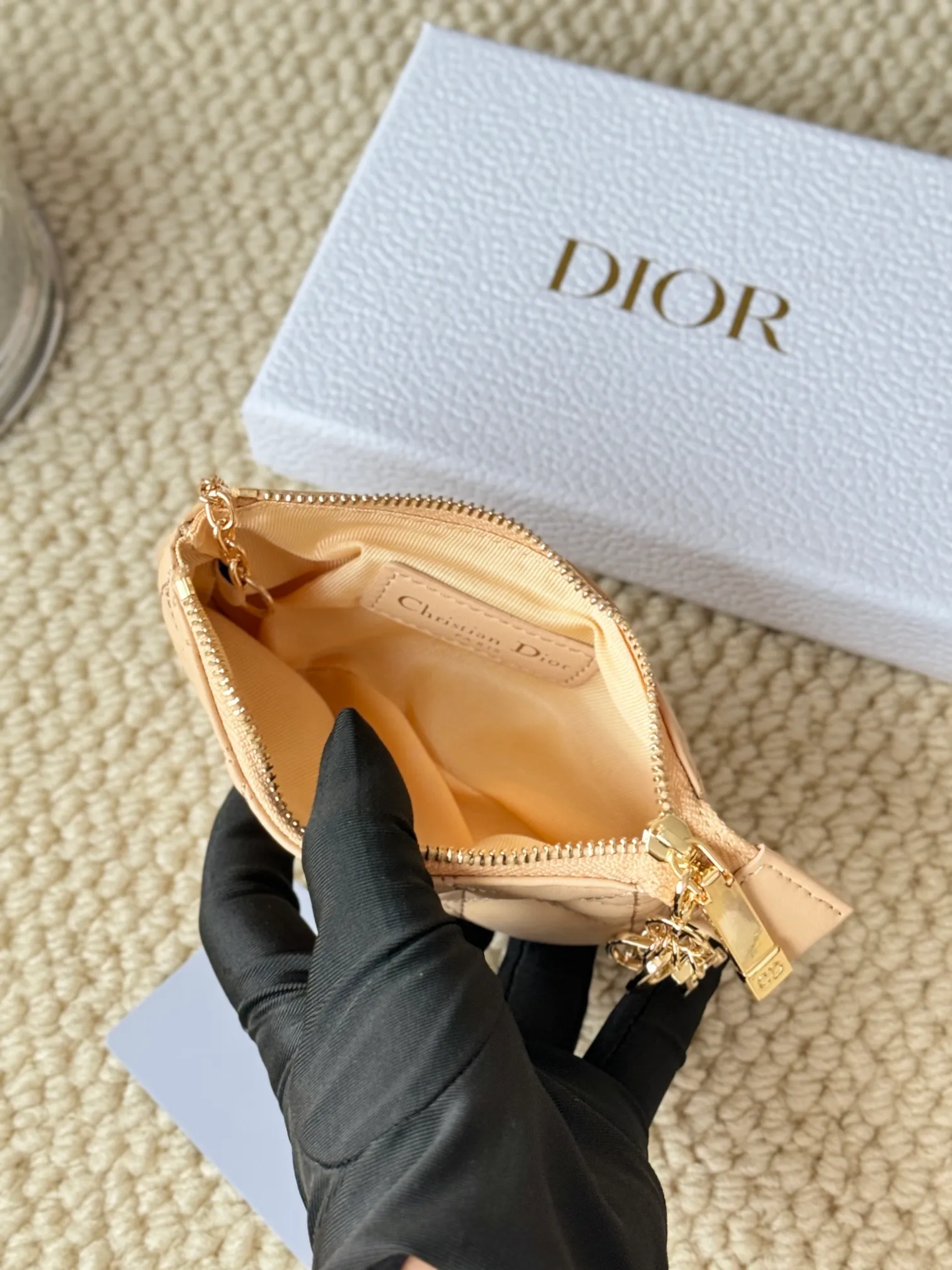 💰150 lambskin makes a zippered coin purse and key bag. Small, cute and mini. Size: 14.5*7.6cm Model: S0972UWHC_M30G This Dior Caro card holder is elegant and practical. Made of soft lambskin, carefully crafted and decorated with cannage pattern topstitching. Coin purse and key case 🔑 Compact and practical, unique and can store various daily necessities, suitable for various occasions.