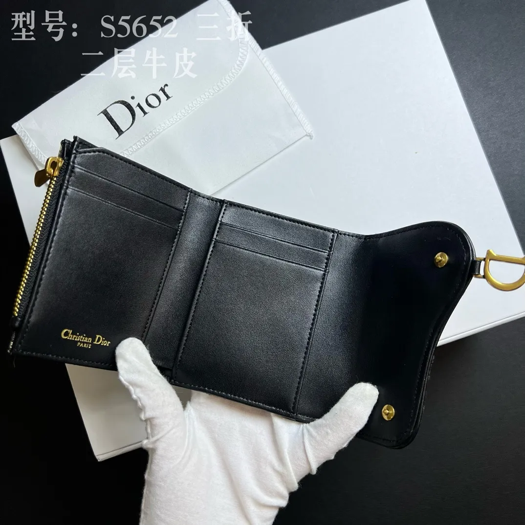 💰170 💎Top quality 🇫🇷 DIOR Dior tri-fold wallet ❤️ 💌 Two-layer calfskin, non-transferable‼ ️ The Saddle Lotus Oblique Print Wallet embodies the signature style of this collection. Crafted from the new Oblique print fabric, it features a signature asymmetric flap and antique gold-finish metal stirrup 'D' charm. This classic accessory holds a variety of daily essentials and fits easily into a variety of handbags. Front stirrup "D" charm 4 card slots 2 patch pockets 1 cash compartment 1 zip pocket Dimensions: 10 x 9 x 2.5 cm Style number: S5652CTZQ-M928