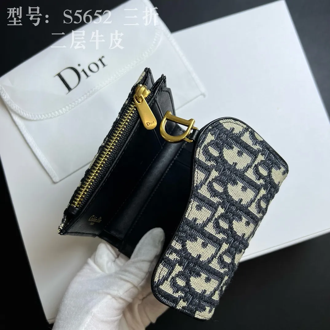 💰170 💎Top quality 🇫🇷 DIOR Dior tri-fold wallet ❤️ 💌 Two-layer calfskin, non-transferable‼ ️ The Saddle Lotus Oblique Print Wallet embodies the signature style of this collection. Crafted from the new Oblique print fabric, it features a signature asymmetric flap and antique gold-finish metal stirrup 'D' charm. This classic accessory holds a variety of daily essentials and fits easily into a variety of handbags. Front stirrup "D" charm 4 card slots 2 patch pockets 1 cash compartment 1 zip pocket Dimensions: 10 x 9 x 2.5 cm Style number: S5652CTZQ-M928