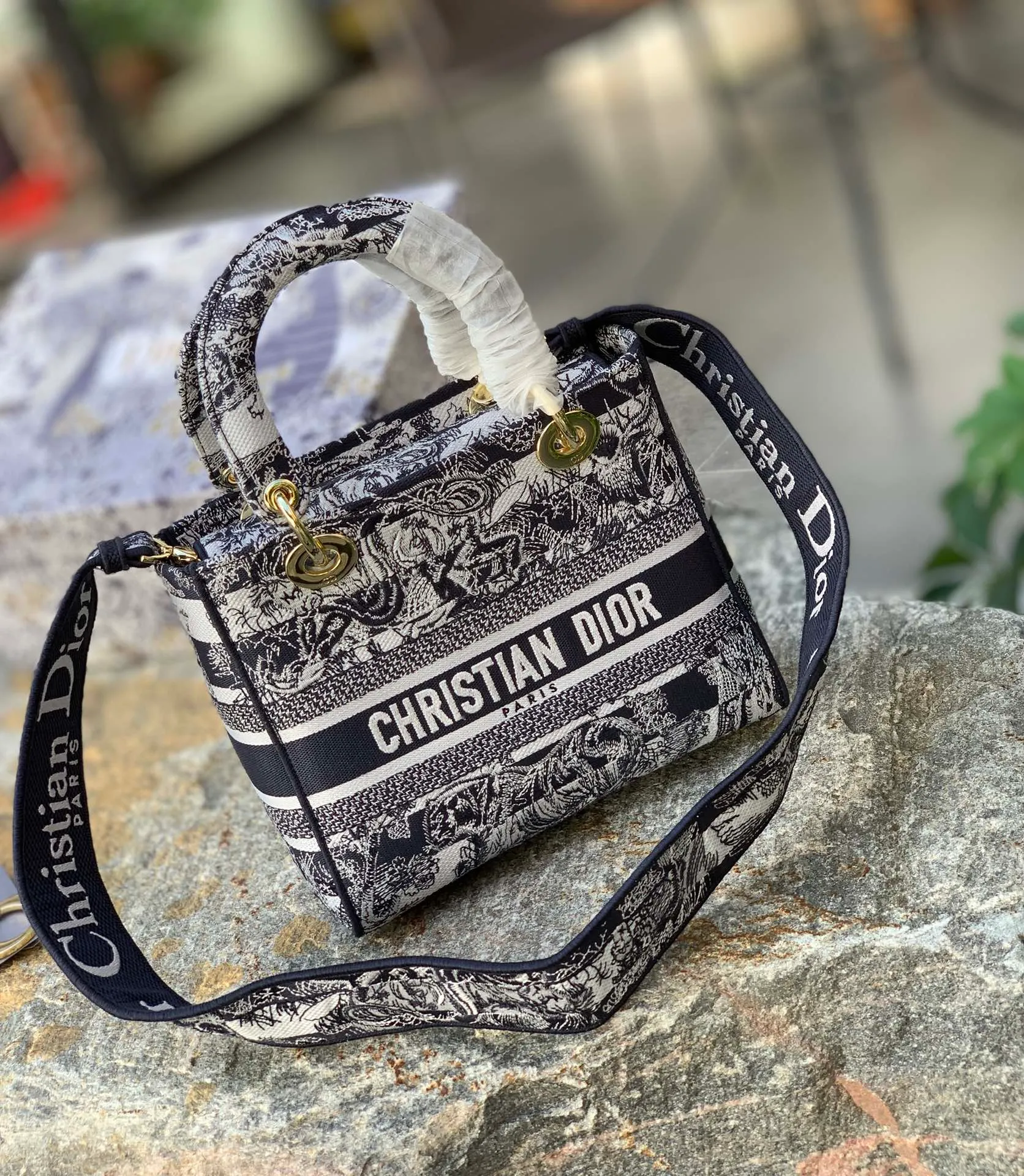 Top upgraded version 💰1800 Size: 24 x 20 x 11 CM horizontal striped tiger style. Original factory channel goods! The style is the Lady series, which is extremely popular and harder to buy than the saddle bag! Classic jacquard embroidery is added to the classic Princess Diana silhouette! The moment I saw it, I was very sure that it has been and will continue to be the most worth-buying D-family staple this year! The official price of the product is 40,000➕ at the counter, and a pack is hard to find. My fondness for it is not just love at first sight, but after I carry it on my back, I have to admit: I should buy it!