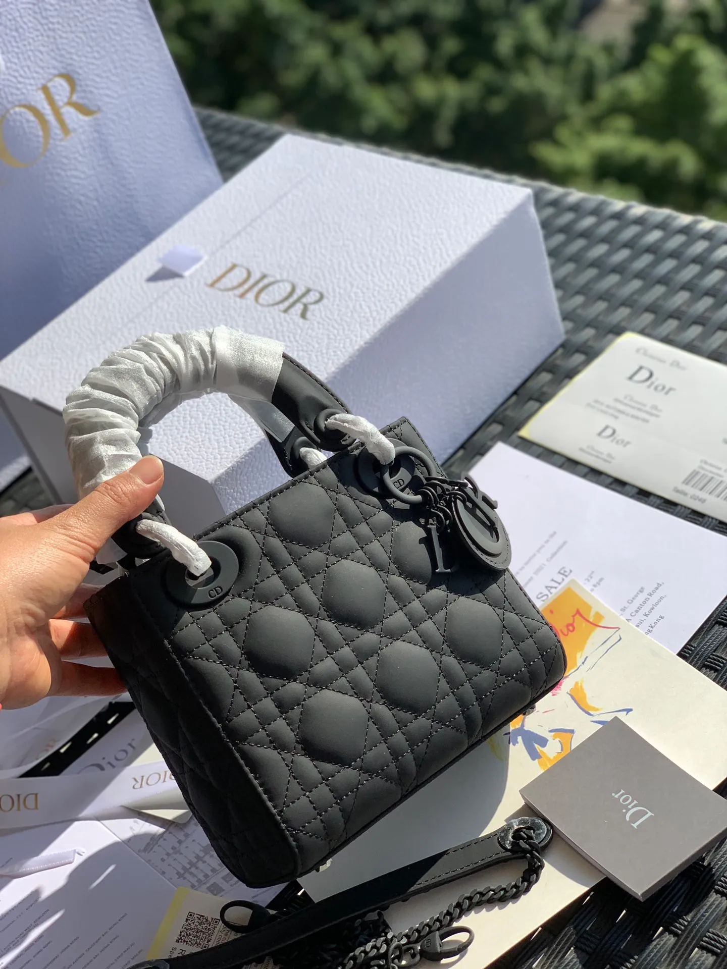 ❗️❗️❗️Free shipping with SF Express for year-end events❗️❗️❗️💰1800 Size 17 x 15 x 7CM Three-panel matte black Princess Diana bag, a bag that no woman can live without! Goods from overseas original factory channels! ladyDio*r frosted mini model, a very popular model at home and abroad! It can be regarded as a unique existence! The counter price is 3.5W, and it takes more than half a year to order! The key is that it has advantages all over the body! The frosted texture makes the classic Princess Diana bag no longer just elegant and dignified, it is retro and fashionable, fashionable and casual at the same time! Can hold various styles!