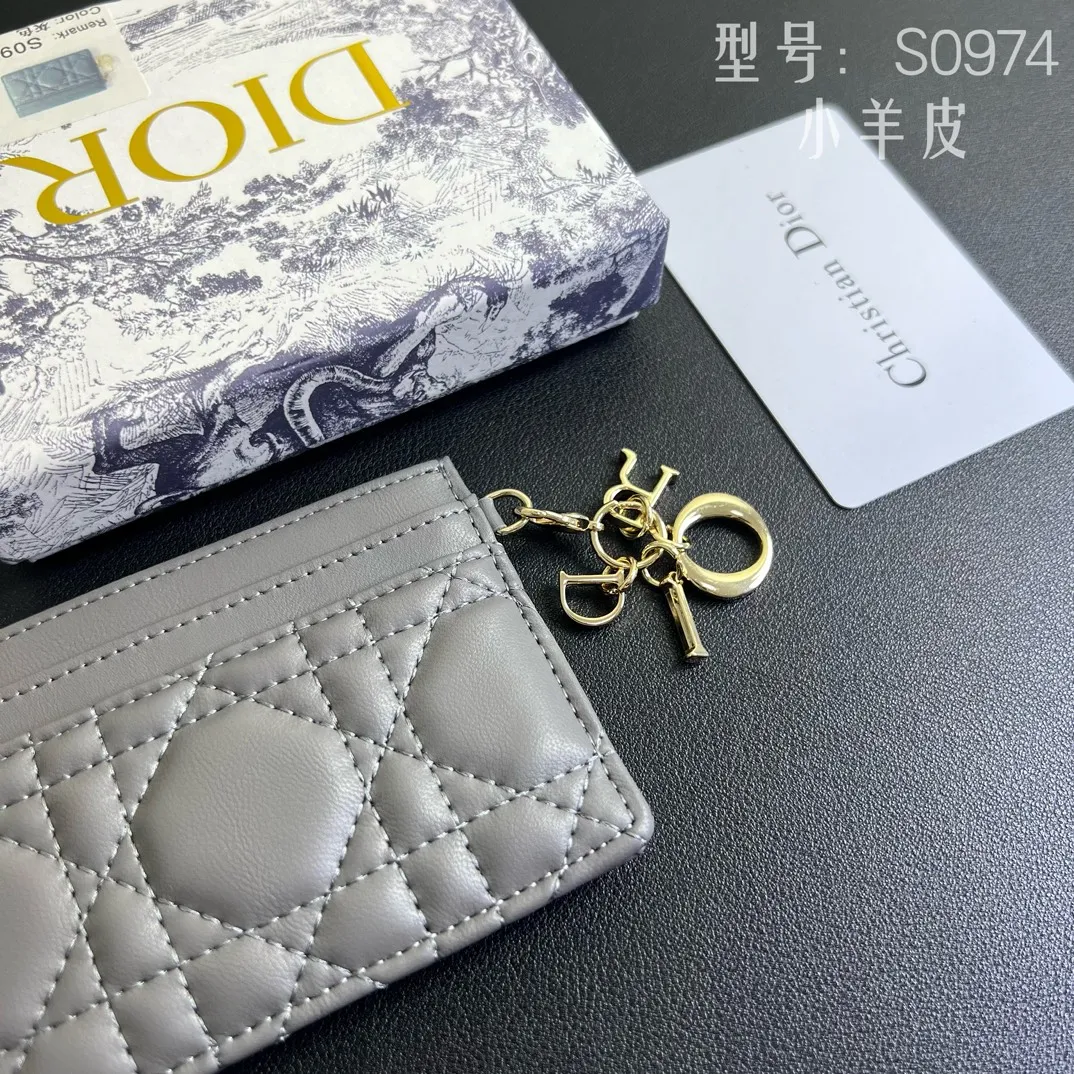 💰100 💎Upgraded original version🇫🇷Exclusive real shot# 💌 LadyDior five-grid card holder sheepskin cannage pattern leather Lady Dior This Lady Dior five-grid card holder is new this season, elegant and practical. Crafted from cloudy blue patent cow leather, decorated with cannage pattern topstitching and embellished with a removable D.I.O.R. charm. Elegant and sophisticated, it features five card slots and is suitable for any occasion and can be combined with other Lady Dior. Model: Number: S0974OVRB M81B T. Size: 10.5X7.5x1