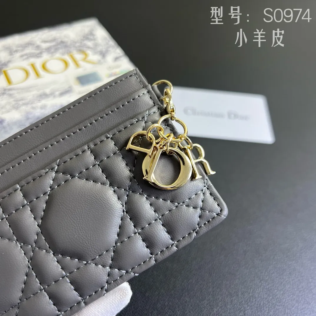 💰100 💎Upgraded original version🇫🇷Exclusive real shot# 💌 LadyDior five-grid card holder sheepskin cannage pattern leather Lady Dior This Lady Dior five-grid card holder is new this season, elegant and practical. Crafted from cloudy blue patent cow leather, decorated with cannage pattern topstitching and embellished with a removable D.I.O.R. charm. Elegant and sophisticated, it features five card slots and is suitable for any occasion and can be combined with other Lady Dior. Model: Number: S0974OVRB M81B T. Size: 10.5X7.5x1