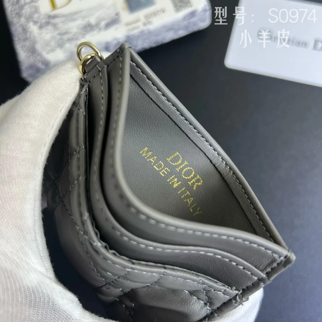 💰100 💎Upgraded original version🇫🇷Exclusive real shot# 💌 LadyDior five-grid card holder sheepskin cannage pattern leather Lady Dior This Lady Dior five-grid card holder is new this season, elegant and practical. Crafted from cloudy blue patent cow leather, decorated with cannage pattern topstitching and embellished with a removable D.I.O.R. charm. Elegant and sophisticated, it features five card slots and is suitable for any occasion and can be combined with other Lady Dior. Model: Number: S0974OVRB M81B T. Size: 10.5X7.5x1