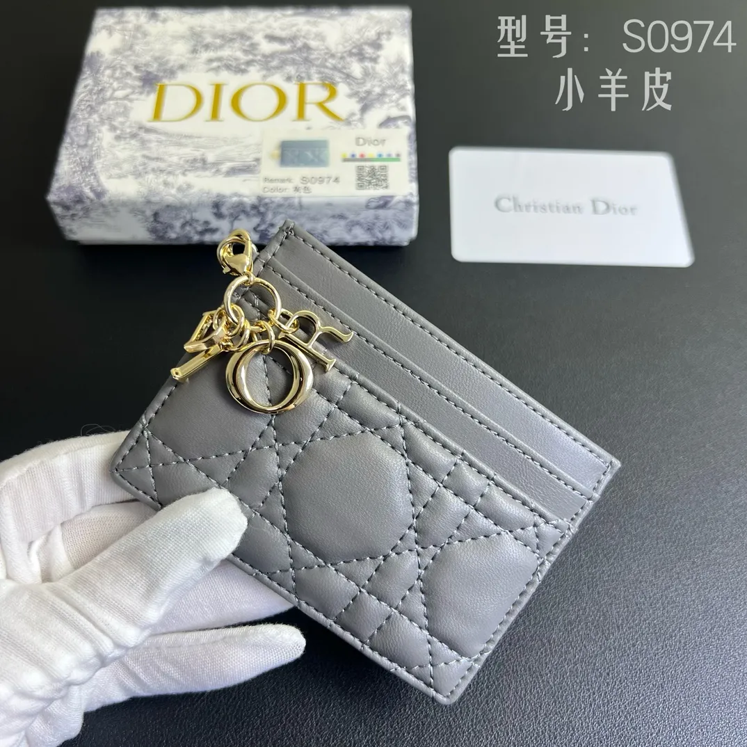 💰100 💎Upgraded original version🇫🇷Exclusive real shot# 💌 LadyDior five-grid card holder sheepskin cannage pattern leather Lady Dior This Lady Dior five-grid card holder is new this season, elegant and practical. Crafted from cloudy blue patent cow leather, decorated with cannage pattern topstitching and embellished with a removable D.I.O.R. charm. Elegant and sophisticated, it features five card slots and is suitable for any occasion and can be combined with other Lady Dior. Model: Number: S0974OVRB M81B T. Size: 10.5X7.5x1