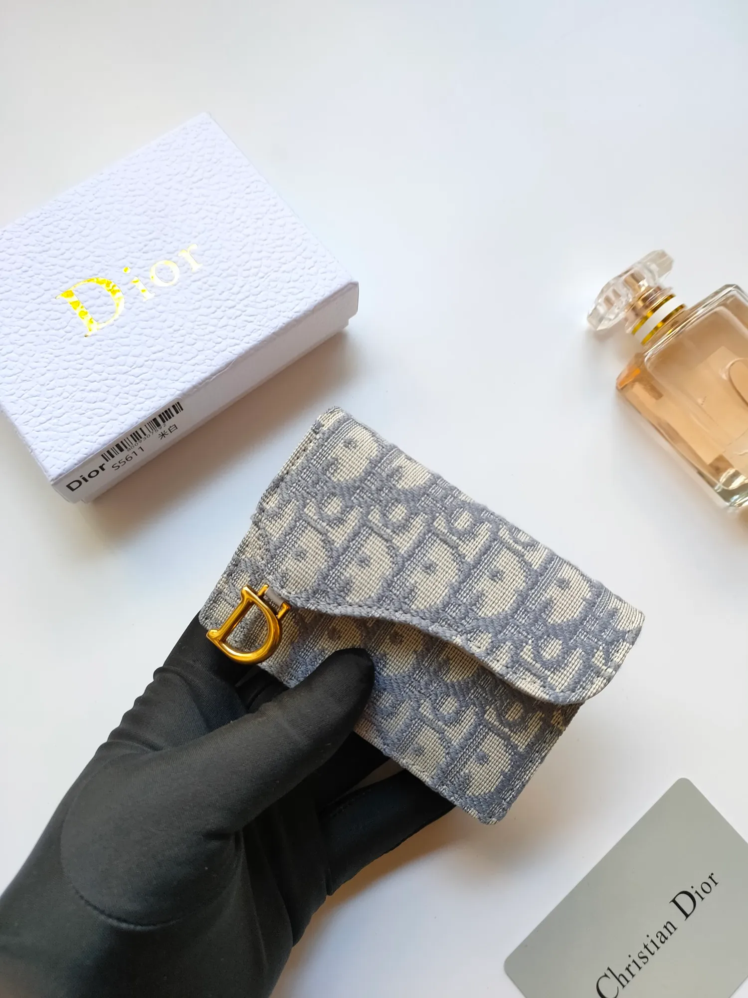￥110🌹This Dior saddle flip card holder is practical and compact👍🏻It can replace the traditional saddle wallet🎉Made of Dior Oblique printed fabric with sheepskin. It is made with exquisite craftsmanship and is durable❤️It has a spacious main compartment with 2 patch pockets and 2 card slots, which can store cash, bills and cards. Can be paired with other pieces from the saddle collection for an elegant look. Style number: S5611 Size: 11*7.5*2.5cm