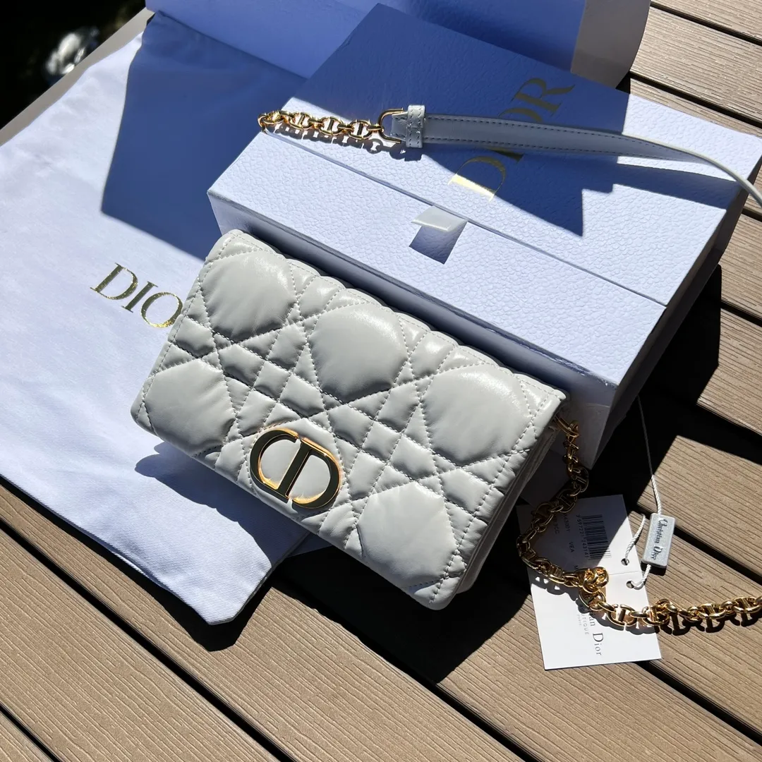 ❗️❗️❗️Free shipping with SF Express for year-end events❗️❗️❗️💰1760 Size: 19.5×11×6.5cm Dior overseas channel resources exclusively offer Caro chain handbags❗️This season’s new Dior Caro chain handbags demonstrate the spirit of dior haute couture with practical design. Crafted from creamy white cow leather, it's decorated with a distinctive oversized cannage pattern with a quilted effect. The flap is embellished with an antique gold-finish metal "CD" logo, and interior compartments hold a variety of daily essentials. The detachable leather and CD link shoulder strap can be wrapped around the flap, and the detachable chain-stitched leather shoulder strap makes it easy to carry by hand, shoulder or cross-body, making it an ideal everyday piece.