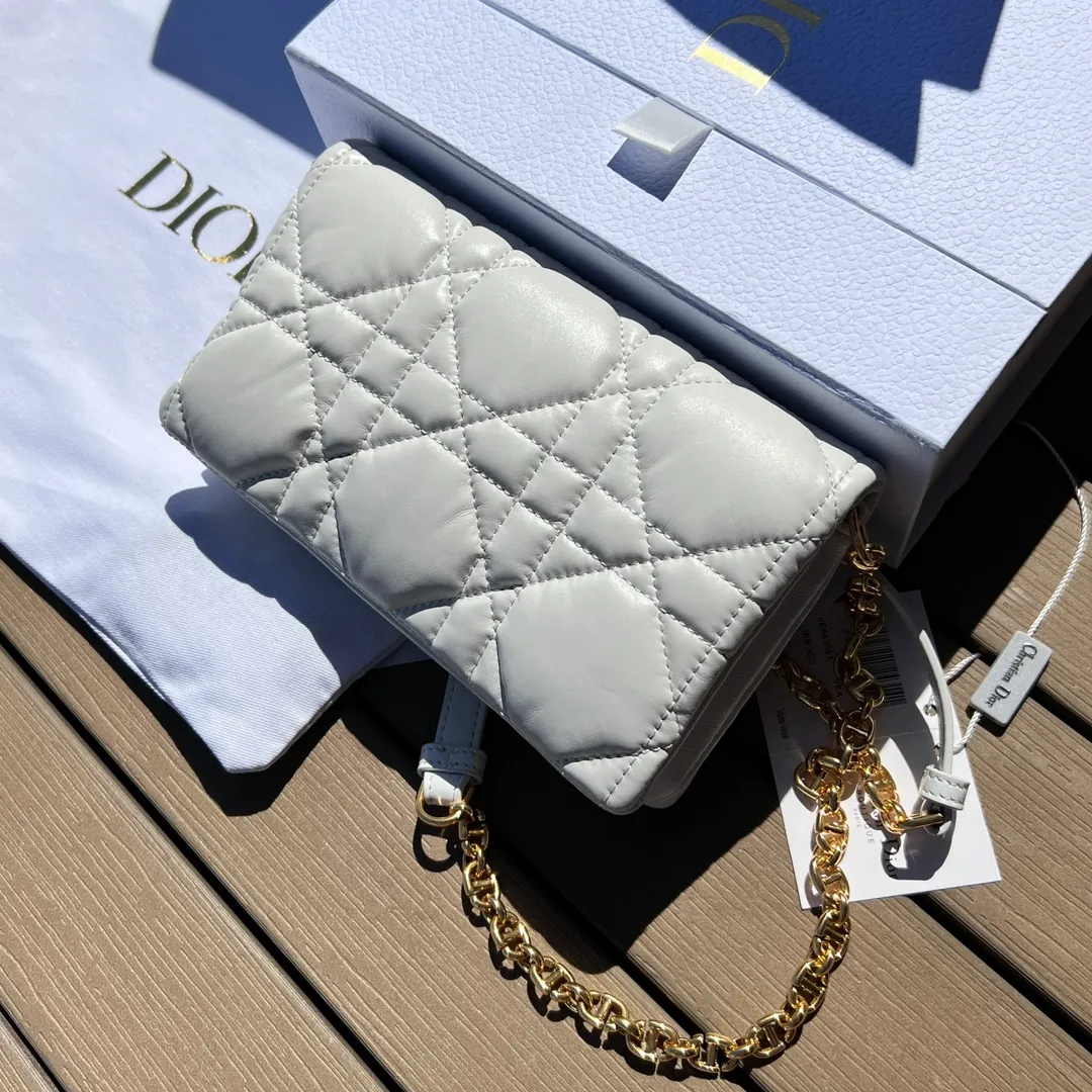 ❗️❗️❗️Free shipping with SF Express for year-end events❗️❗️❗️💰1760 Size: 19.5×11×6.5cm Dior overseas channel resources exclusively offer Caro chain handbags❗️This season’s new Dior Caro chain handbags demonstrate the spirit of dior haute couture with practical design. Crafted from creamy white cow leather, it's decorated with a distinctive oversized cannage pattern with a quilted effect. The flap is embellished with an antique gold-finish metal "CD" logo, and interior compartments hold a variety of daily essentials. The detachable leather and CD link shoulder strap can be wrapped around the flap, and the detachable chain-stitched leather shoulder strap makes it easy to carry by hand, shoulder or cross-body, making it an ideal everyday piece.