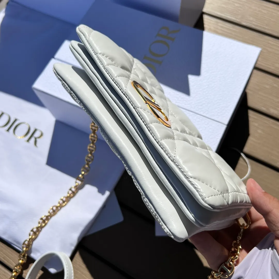 ❗️❗️❗️Free shipping with SF Express for year-end events❗️❗️❗️💰1760 Size: 19.5×11×6.5cm Dior overseas channel resources exclusively offer Caro chain handbags❗️This season’s new Dior Caro chain handbags demonstrate the spirit of dior haute couture with practical design. Crafted from creamy white cow leather, it's decorated with a distinctive oversized cannage pattern with a quilted effect. The flap is embellished with an antique gold-finish metal "CD" logo, and interior compartments hold a variety of daily essentials. The detachable leather and CD link shoulder strap can be wrapped around the flap, and the detachable chain-stitched leather shoulder strap makes it easy to carry by hand, shoulder or cross-body, making it an ideal everyday piece.