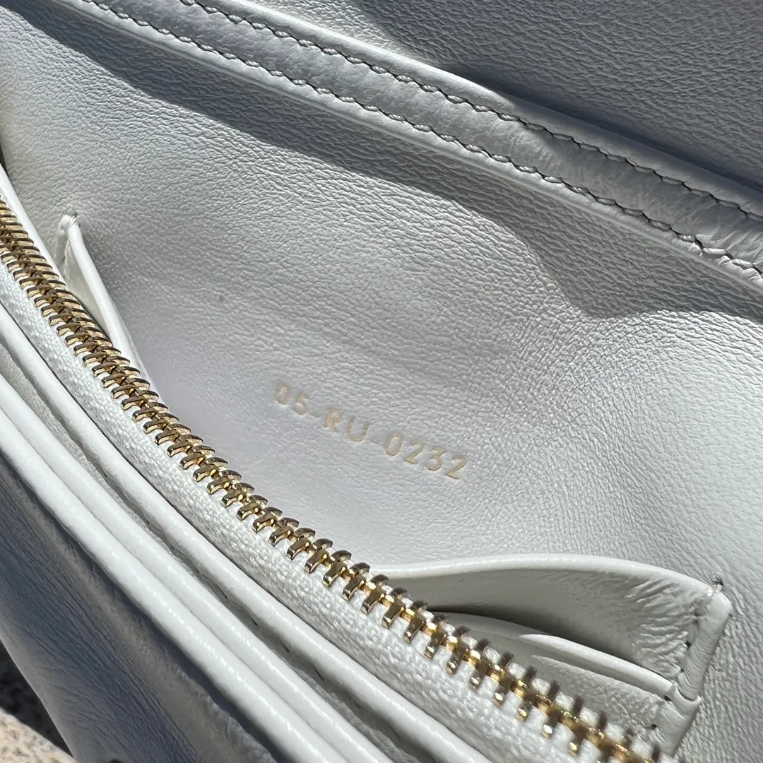 ❗️❗️❗️Free shipping with SF Express for year-end events❗️❗️❗️💰1760 Size: 19.5×11×6.5cm Dior overseas channel resources exclusively offer Caro chain handbags❗️This season’s new Dior Caro chain handbags demonstrate the spirit of dior haute couture with practical design. Crafted from creamy white cow leather, it's decorated with a distinctive oversized cannage pattern with a quilted effect. The flap is embellished with an antique gold-finish metal "CD" logo, and interior compartments hold a variety of daily essentials. The detachable leather and CD link shoulder strap can be wrapped around the flap, and the detachable chain-stitched leather shoulder strap makes it easy to carry by hand, shoulder or cross-body, making it an ideal everyday piece.