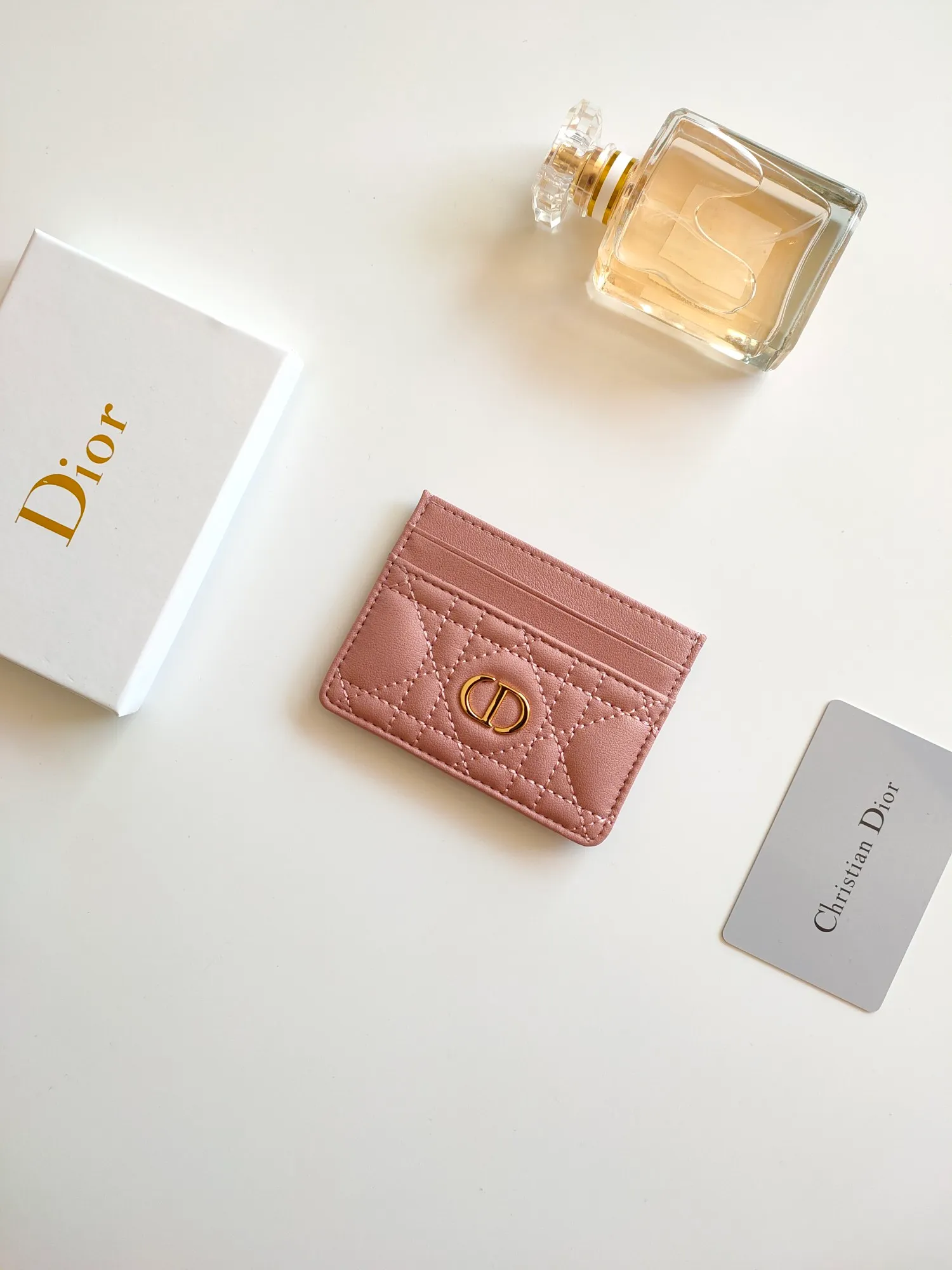 ￥110😍The Dior Caro five-compartment card holder is a new product this season, elegant and practical. Style number: S5130. Carefully crafted from soft cowhide, decorated with cannage pattern topstitching and embellished with the "CD" logo on the front. Elegant and sophisticated, it has five card slots and is suitable for various occasions. Size:10.5*7.5cm