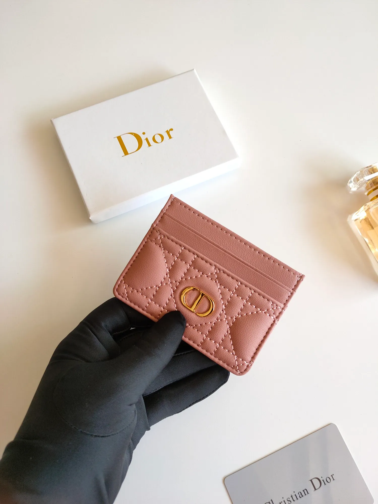￥110😍The Dior Caro five-compartment card holder is a new product this season, elegant and practical. Style number: S5130. Carefully crafted from soft cowhide, decorated with cannage pattern topstitching and embellished with the "CD" logo on the front. Elegant and sophisticated, it has five card slots and is suitable for various occasions. Size:10.5*7.5cm