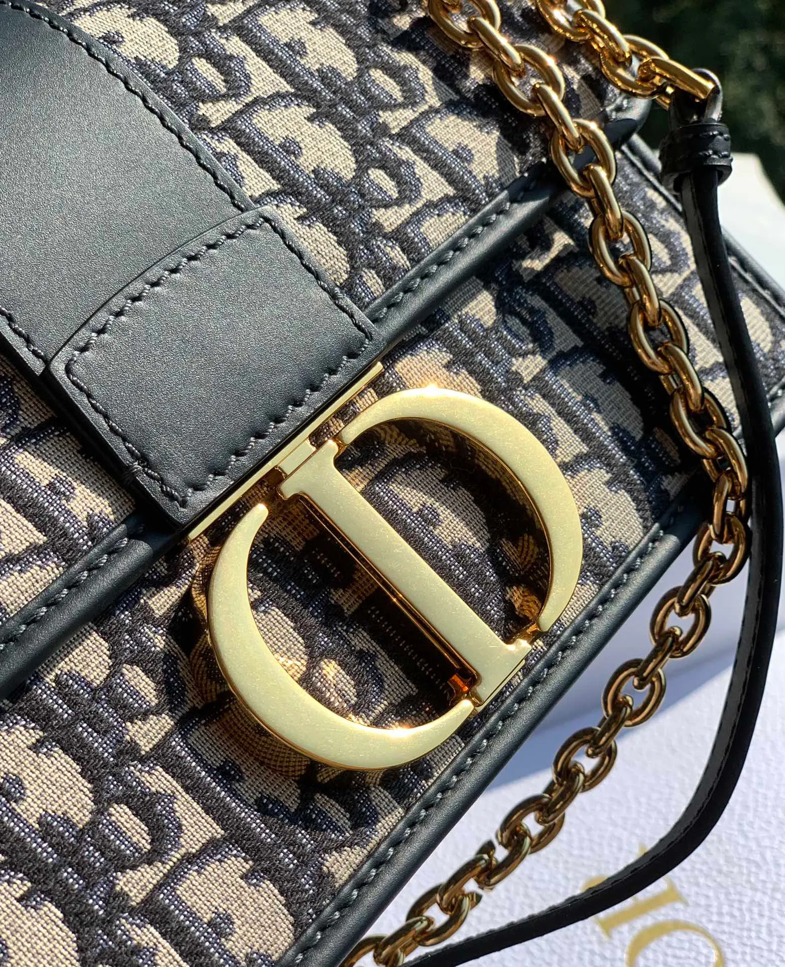 Top upgraded version💰1560 Dimensions: 25 x 16.5 x 8cm Montaigne chain We are the original factory goods that come in and out of the counter! What we use at home is the same imported DUKOP machine as the official website, with original yarn, original hot stamping, original database fonts, original hardware, and imported counter packaging. It is the same thing as what is on the counter! Because the cost of imported machines is too high, the versions on the market basically use domestic machines. No matter how good they are, they cannot be compared with Z💰! The different processes of the machines and the resulting effects are naturally different! !
