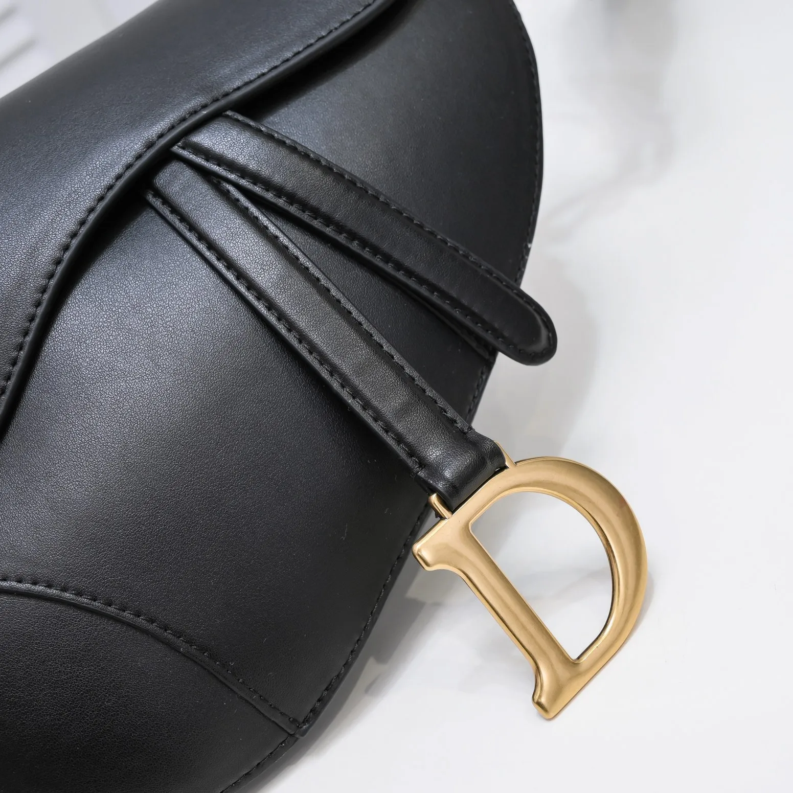 💰480￥Large size with box [♥️Dior saddle classic series] [With counter box🎁] Large size: 25.5 x 20 x 6.5 cm Be a classic with classics Fashion is fleeting, classics last forever, fashion is reincarnation. Model: 9921 From the initial birth, the saddle bag has witnessed IT Bag to Anti-IT Bag, and then to the IT bag with repeated trends. Bag回归；不必感怀，因为现在的才是更好的。 The love for the saddle bag is the inheritance of the Dior brand spirit, as Maria Grazia Chiuri explained in an interview: "I hope to recreate the classic beauty of that era through this series. I think this is a classic in Dior's recent history and an excellent accessory to match daily looks.