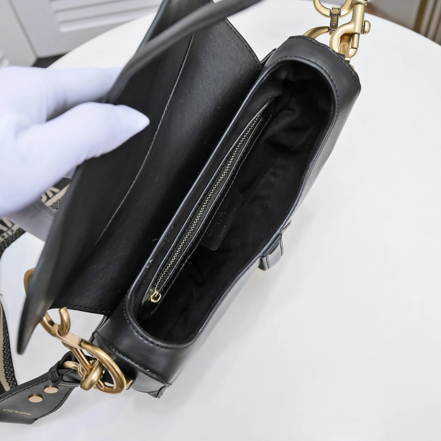 💰480￥Large size with box [♥️Dior saddle classic series] [With counter box🎁] Large size: 25.5 x 20 x 6.5 cm Be a classic with classics Fashion is fleeting, classics last forever, fashion is reincarnation. Model: 9921 From the initial birth, the saddle bag has witnessed IT Bag to Anti-IT Bag, and then to the IT bag with repeated trends. Bag回归；不必感怀，因为现在的才是更好的。 The love for the saddle bag is the inheritance of the Dior brand spirit, as Maria Grazia Chiuri explained in an interview: "I hope to recreate the classic beauty of that era through this series. I think this is a classic in Dior's recent history and an excellent accessory to match daily looks.
