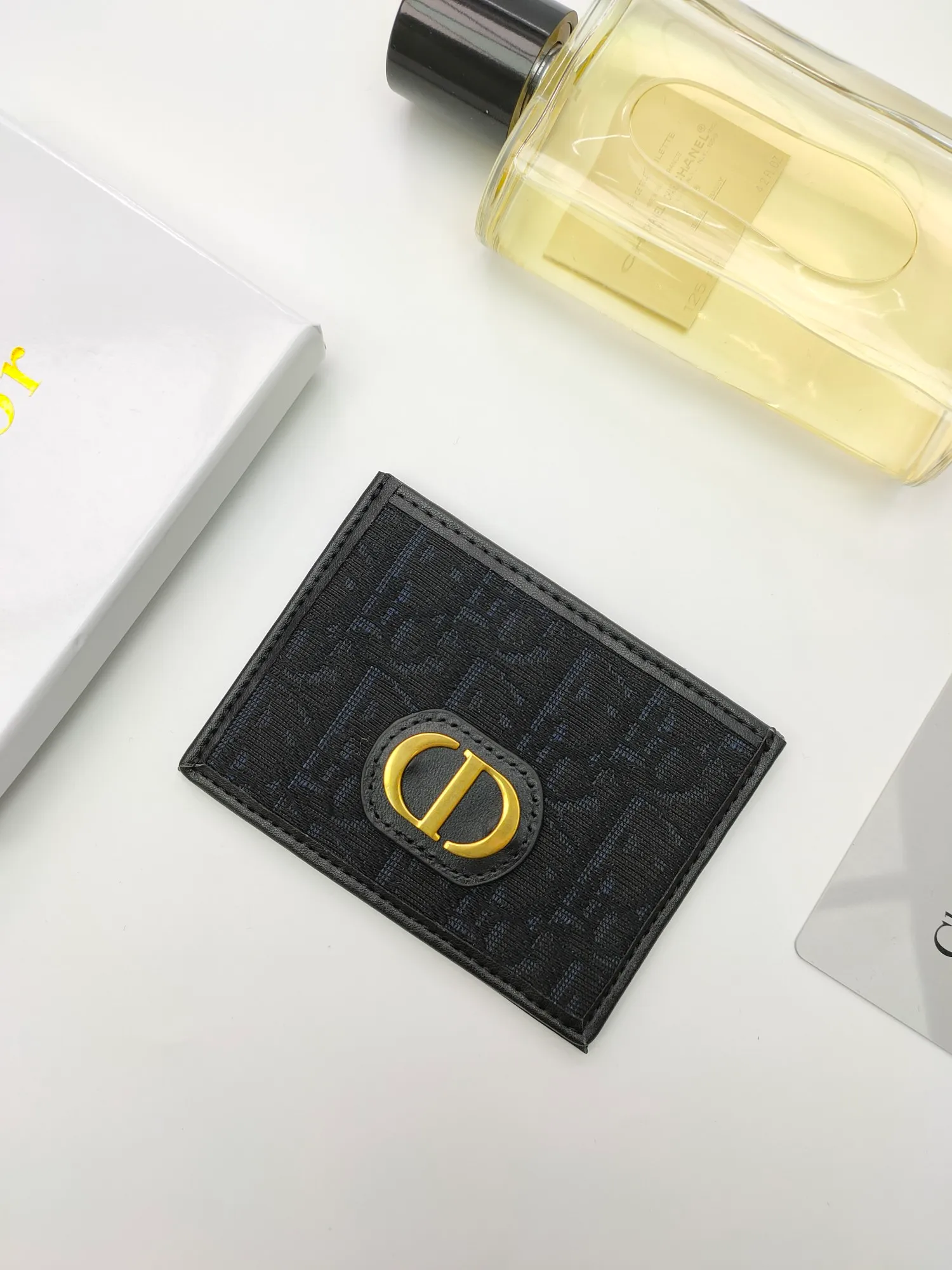 ￥90 [Color] This Dior Montaigne card holder is classic and elegant [Rose] carefully decorated with Oblique print and decorated with CD logo on the front. Style number: C2098 Size: 10*7.5cm