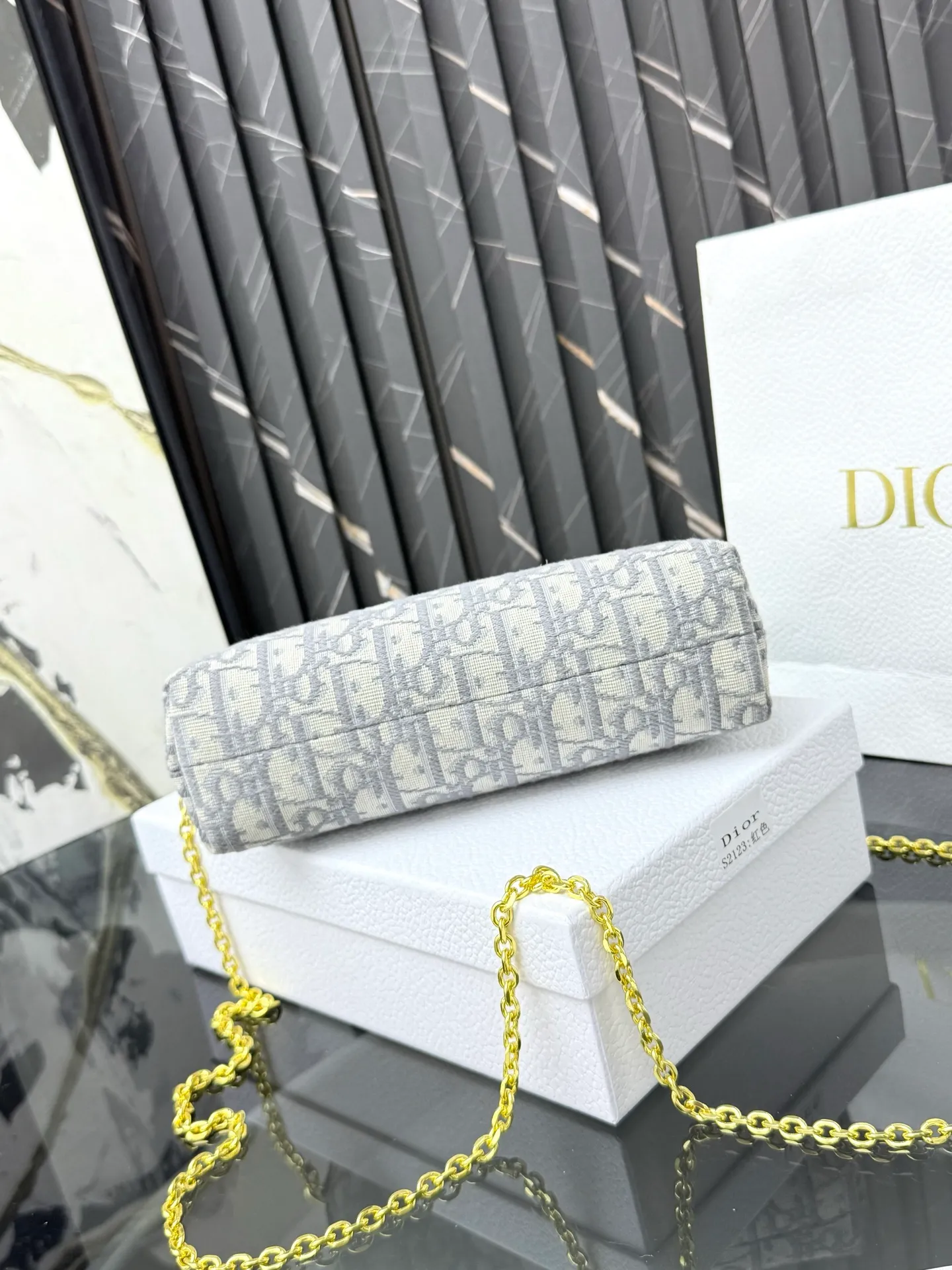 💰230💰The bag is decorated with dior’s signature blue oblique print. It features two chic zippered compartments and a patch pocket to organize a variety of supplies. Available in a large size, it can be worn with other oblique printed pieces. Front CD logo Blue oblique print 1 patch pocket Technical fabric lining Dimensions: 15.5 cm x 24 cm x 7 cm Reference number: S2123