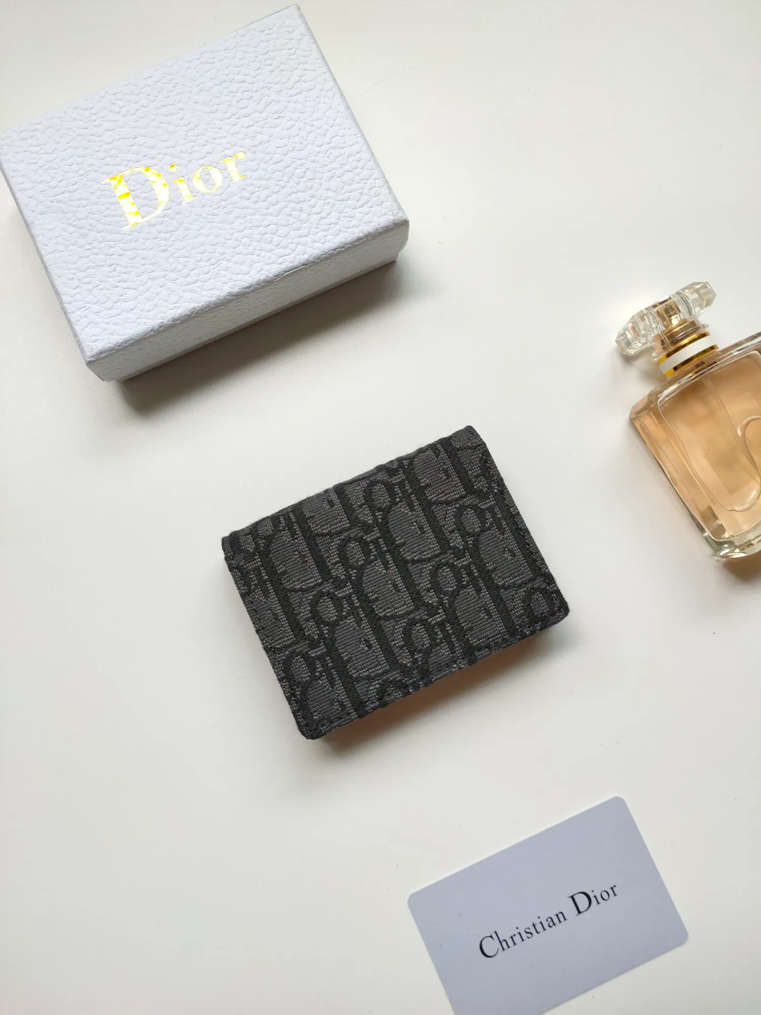￥110💰Business card holder is practical and exquisite👏🏻Elaborately made of Oblique printed fabric, with black smooth cowhide material inside. Style number: 136 🌺Equipped with a gusseted compartment with card slots, and the flip cover also has two card slots. "DIOR" logo on the front and interior. Size:10*6.8*2cm